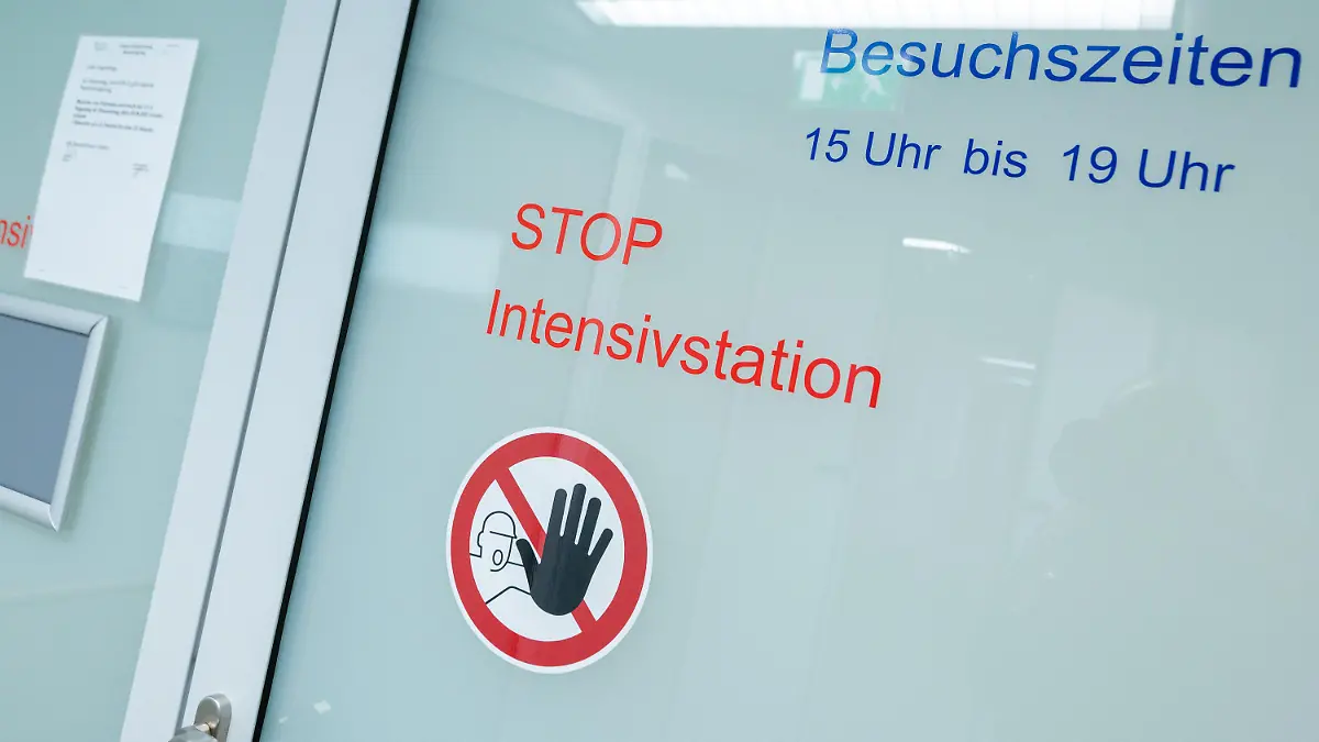 04.11.2021, Bayern, Gauting: Die Aufschrift «STOP Intensivstation» klebt in der Asklepios Klinik an einer automatischen Glastür. Foto: Peter Kneffel/dpa +++ dpa-Bildfunk +++