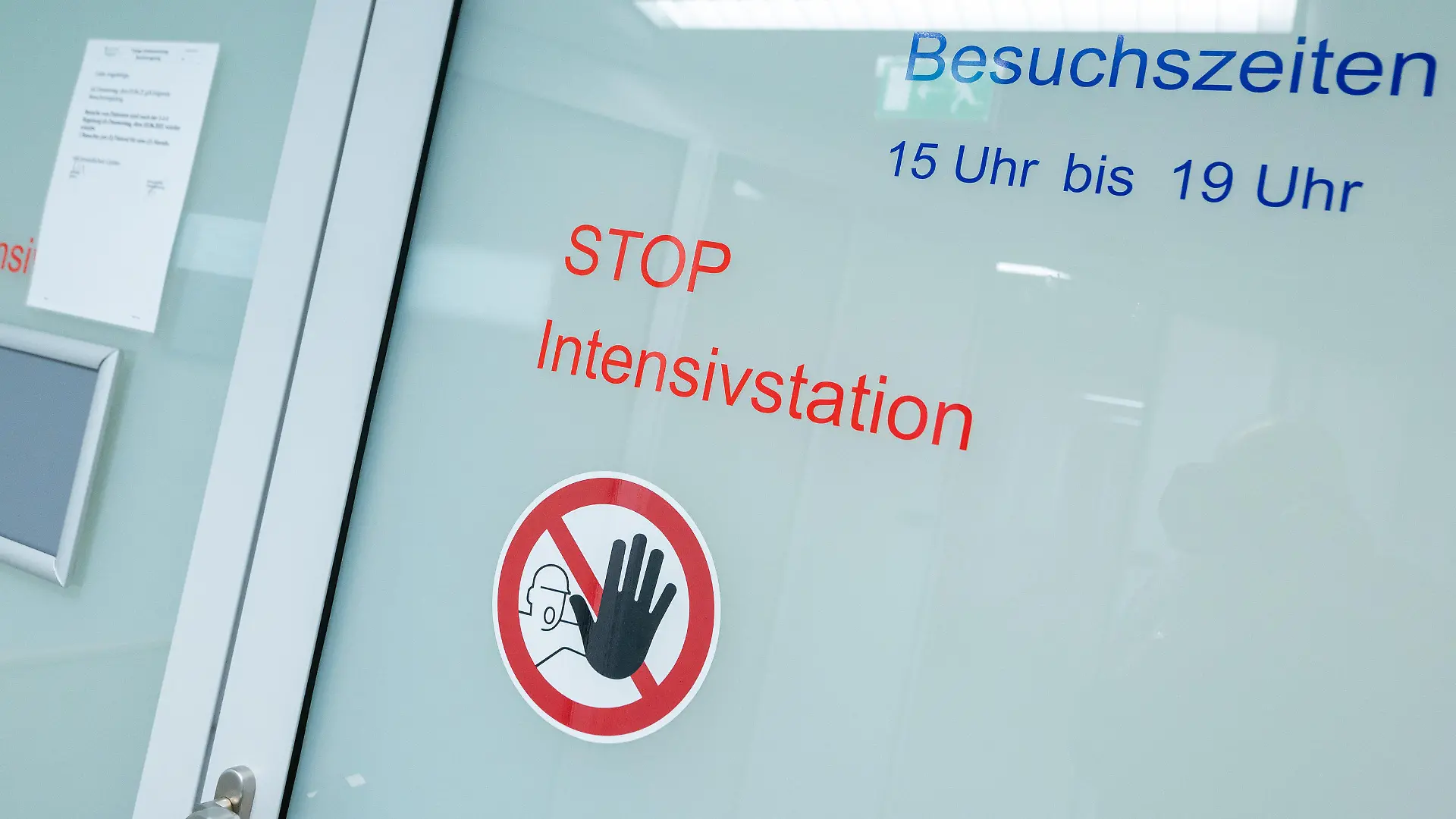 04.11.2021, Bayern, Gauting: Die Aufschrift «STOP Intensivstation» klebt in der Asklepios Klinik an einer automatischen Glastür. Foto: Peter Kneffel/dpa +++ dpa-Bildfunk +++