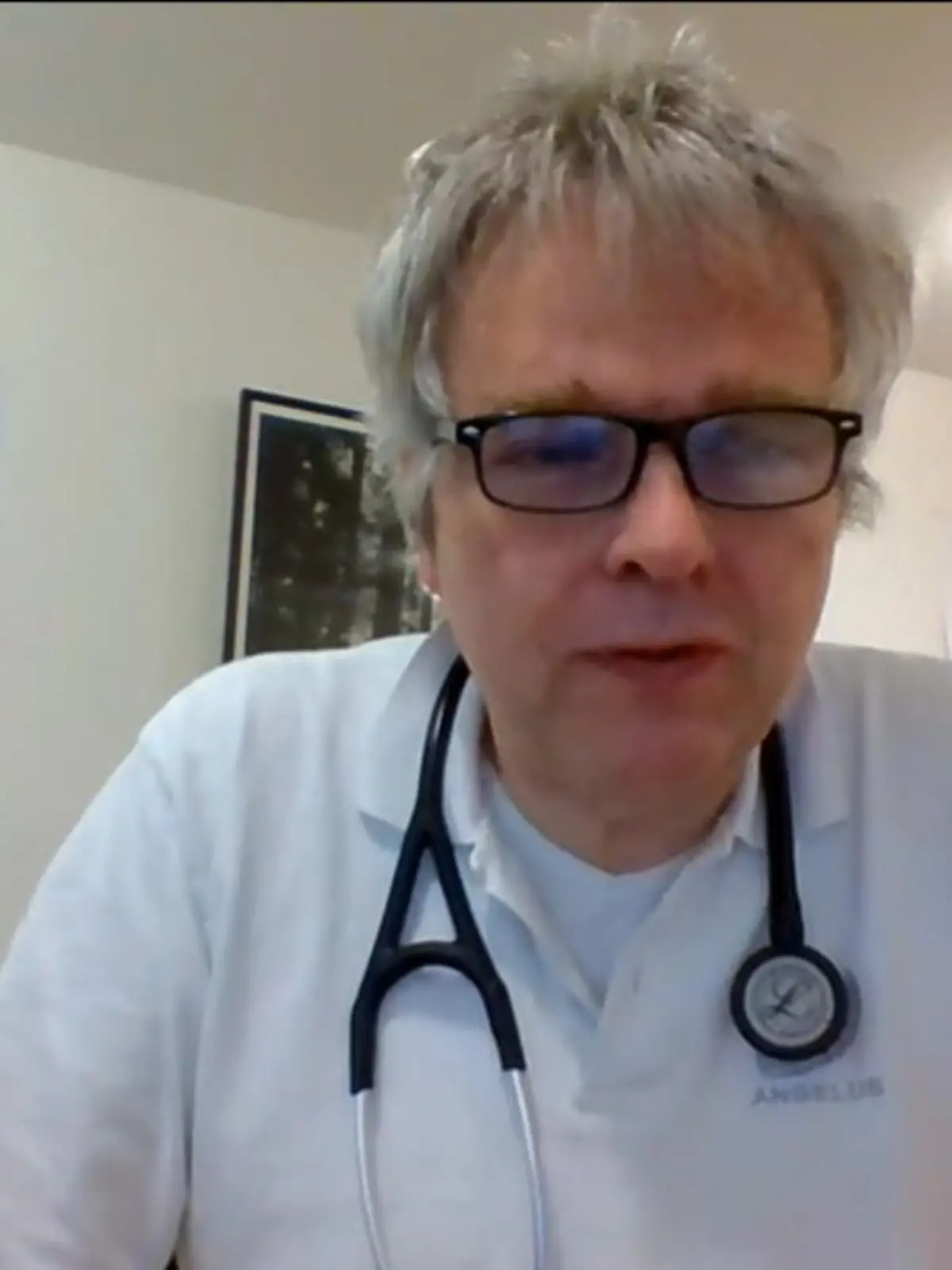 Dr. Thomas Aßmann hat eine Hausarztpraxis in Lindlar. Er berichtet von einer derzeit dramatischen Situation in seiner Praxis - weil man von einem "normalen Herbst" weit entfernt seien und viele sich um ihren Impfschutz sorgen.