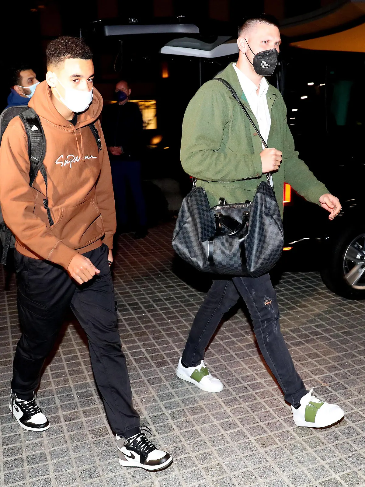  Deuschland vs. Liechtenstein, WM Quali, Vorberichte Wolfsburg, 08.11.2021, WM Qualifikationsspiel Deutschland vs. Liechtenstein, Deutsche Fußballnationalmannschaft Ankunft im Hotel Ritz in Wolfsburg. Jamal Musiala, Niklas Süle Wolfsburg *** Deuschland vs Liechtenstein, World Cup Quali, Previews Wolfsburg, 08 11 2021, World Cup Qualifier Germany vs Liechtenstein, German National Football Team Arrival at Hotel Ritz in Wolfsburg Jamal Musiala, Niklas Süle Wolfsburg.