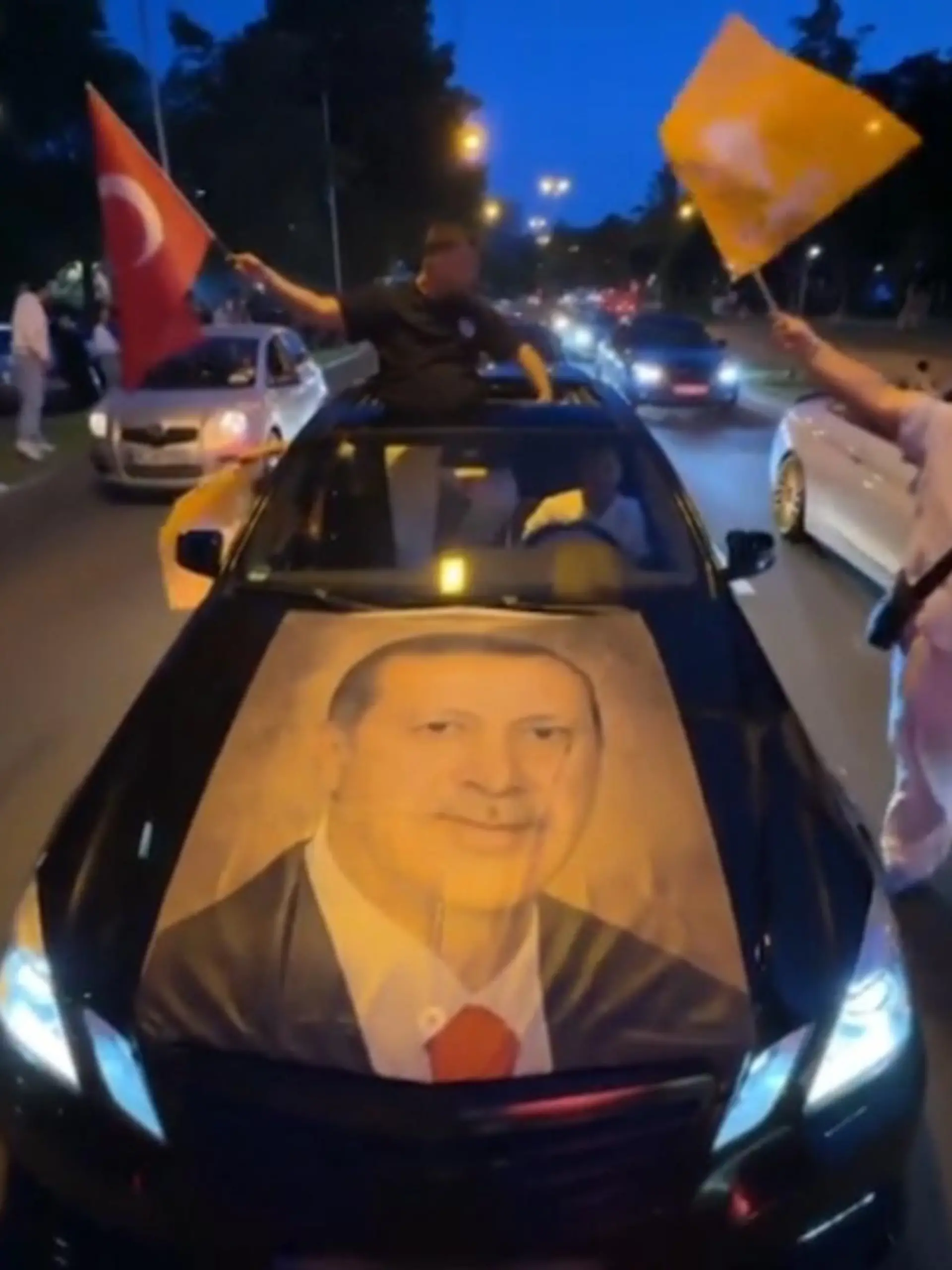 Bild zu: "Anhänger feiern türkischen Präsidenten"
