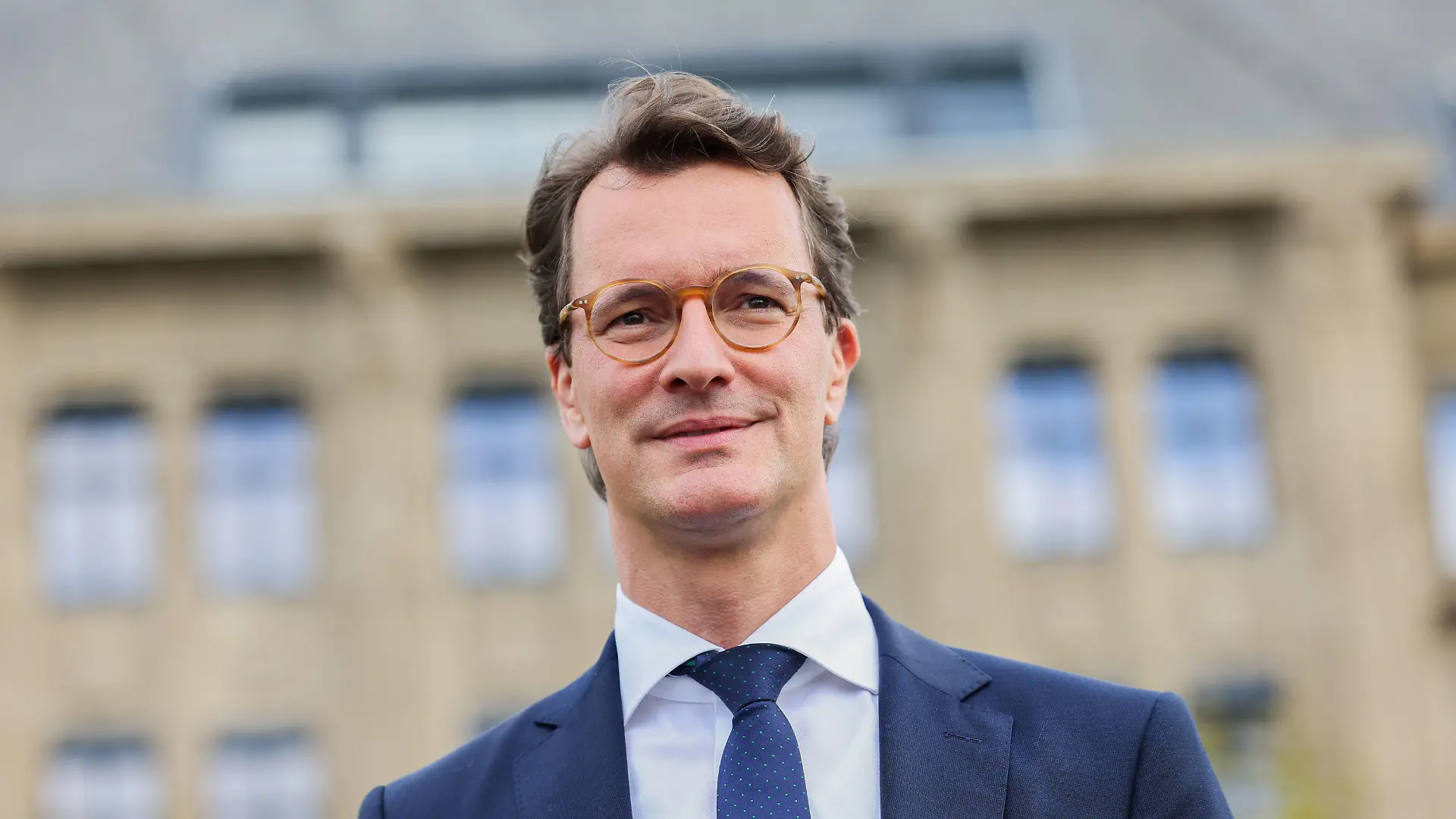 ARCHIV - 27.10.2021, Nordrhein-Westfalen, Düsseldorf: Hendrik Wüst (CDU), neuer Ministerpräsident von Nordrhein-Westfalen, steht vor der Staatskanzlei. Wüst hat sich als Vorsitzender der Ministerpräsidentenkonferenz (MPK) angesichts steigender Corona-Zahlen für eine rasche Bund-Länder-Runde ausgesprochen. (zu dpa "MPK-Chef Wüst: Bund-Länder-Runde zu Corona und Belarus kommende Woche") Foto: Rolf Vennenbernd/dpa +++ dpa-Bildfunk +++