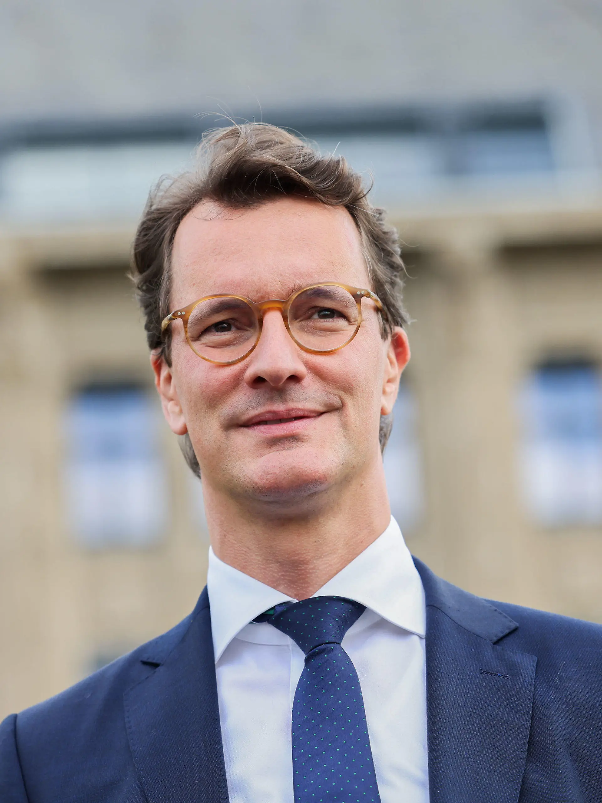 ARCHIV - 27.10.2021, Nordrhein-Westfalen, Düsseldorf: Hendrik Wüst (CDU), neuer Ministerpräsident von Nordrhein-Westfalen, steht vor der Staatskanzlei.  Wüst hat sich als Vorsitzender der Ministerpräsidentenkonferenz (MPK) angesichts steigender Corona-Zahlen für eine rasche Bund-Länder-Runde ausgesprochen. (zu dpa "MPK-Chef Wüst: Bund-Länder-Runde zu Corona und Belarus kommende Woche") Foto: Rolf Vennenbernd/dpa +++ dpa-Bildfunk +++