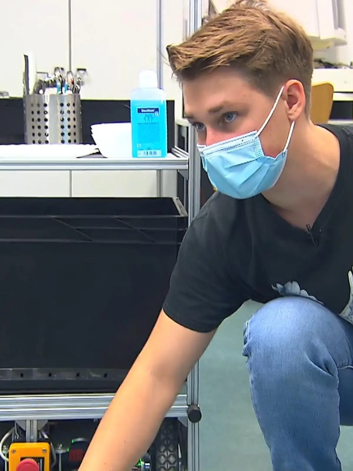 Passend zum Tag der Erfinder am 9. November: Der 18-jährige Finn Noah Holzhauer entwickelt im Zuge von dem Projekt „Jugend forscht“ ein autonomes Transportfahrzeug, was Service- und Pflegekräften unnötige Arbeitswege und Lasten ersparen soll.