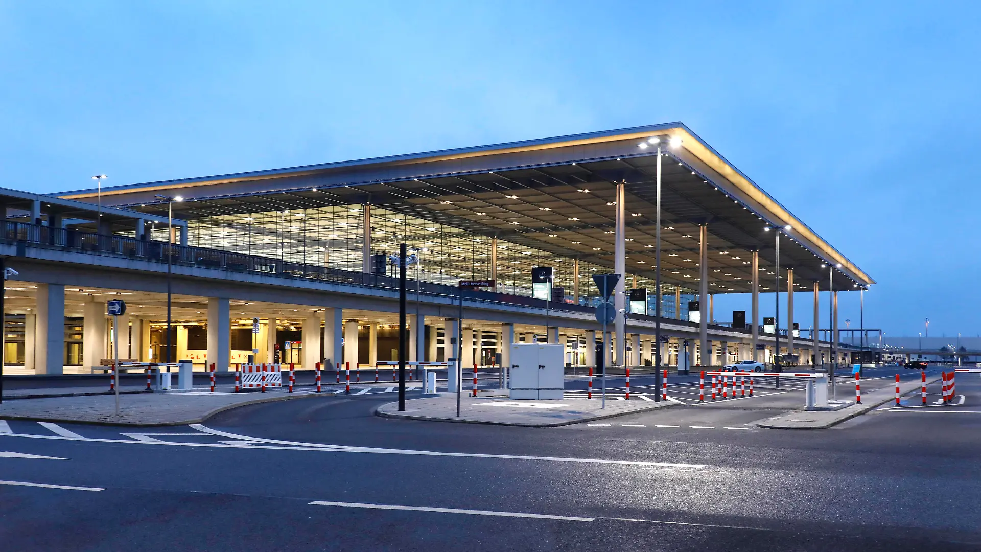 Flughafen BER Schoenefeld, DEU, 25.01.2021 - Leere Terminals, kaum Starts und Landungen. Die Corona-Pandemie hat den Betrieb am BER nahezu zum Erliegen gebracht. Die Flughafengesellschaft steht vor grossen finanziellen Problemen. Schoenefeld Brandenburg Deutschland *** BER Airport Schoenefeld, DEU, 25 01 2021 Empty terminals, hardly any take-offs and landings The Corona pandemic has brought operations at BER to a virtual standstill The airport company is facing major financial problems Schoenefeld Brandenburg Germany