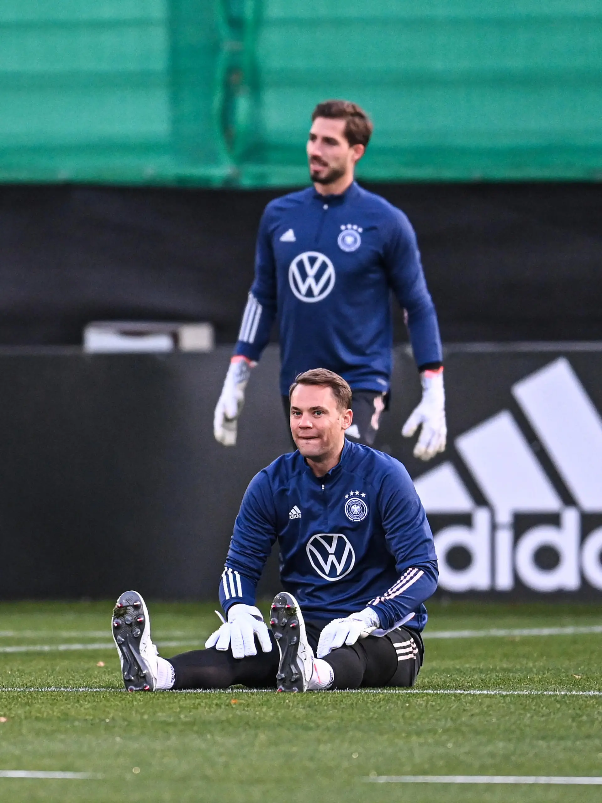 Torwart Manuel Neuer (vorn), Kevin Trapp GES/ Fussball/ Training der deutschen Fussball-Nationalmannschaft in Wolfsburg, 09.11.2021 Football / Soccer: Training session of the German national team in Wolfsburg, November 9, 2021
