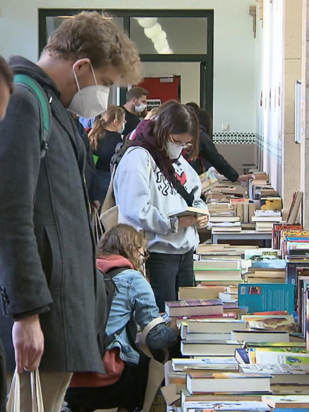 Bild zu: "Buchspenden helfen"