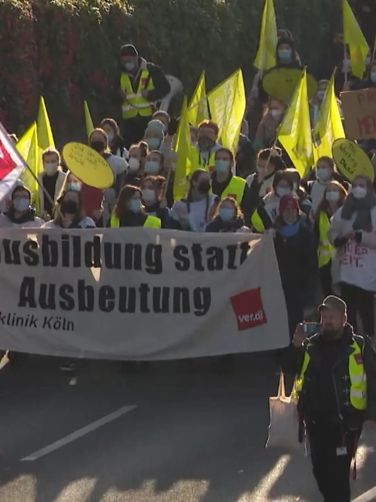 Bild zu: "Demos für höhere Löhne"