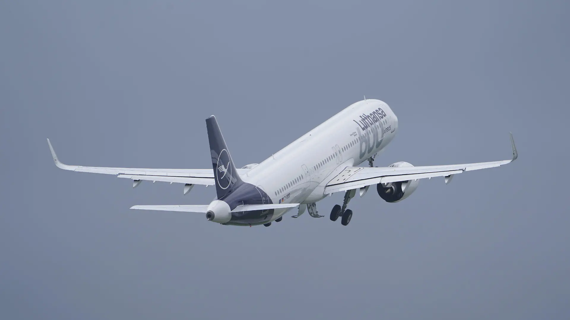 24.05.2023, Hamburg: Der Airbus A321neo ·Münster· der Fluggesellschaft Lufthansa hebt am Airbus-Werk in Finkenwerder zum Flug nach München ab. Der A321neo ist der 600. Airbus in der Flotte der Fluggesellschaft Lufthansa. Foto: Marcus Brandt/dpa +++ dpa-Bildfunk +++
