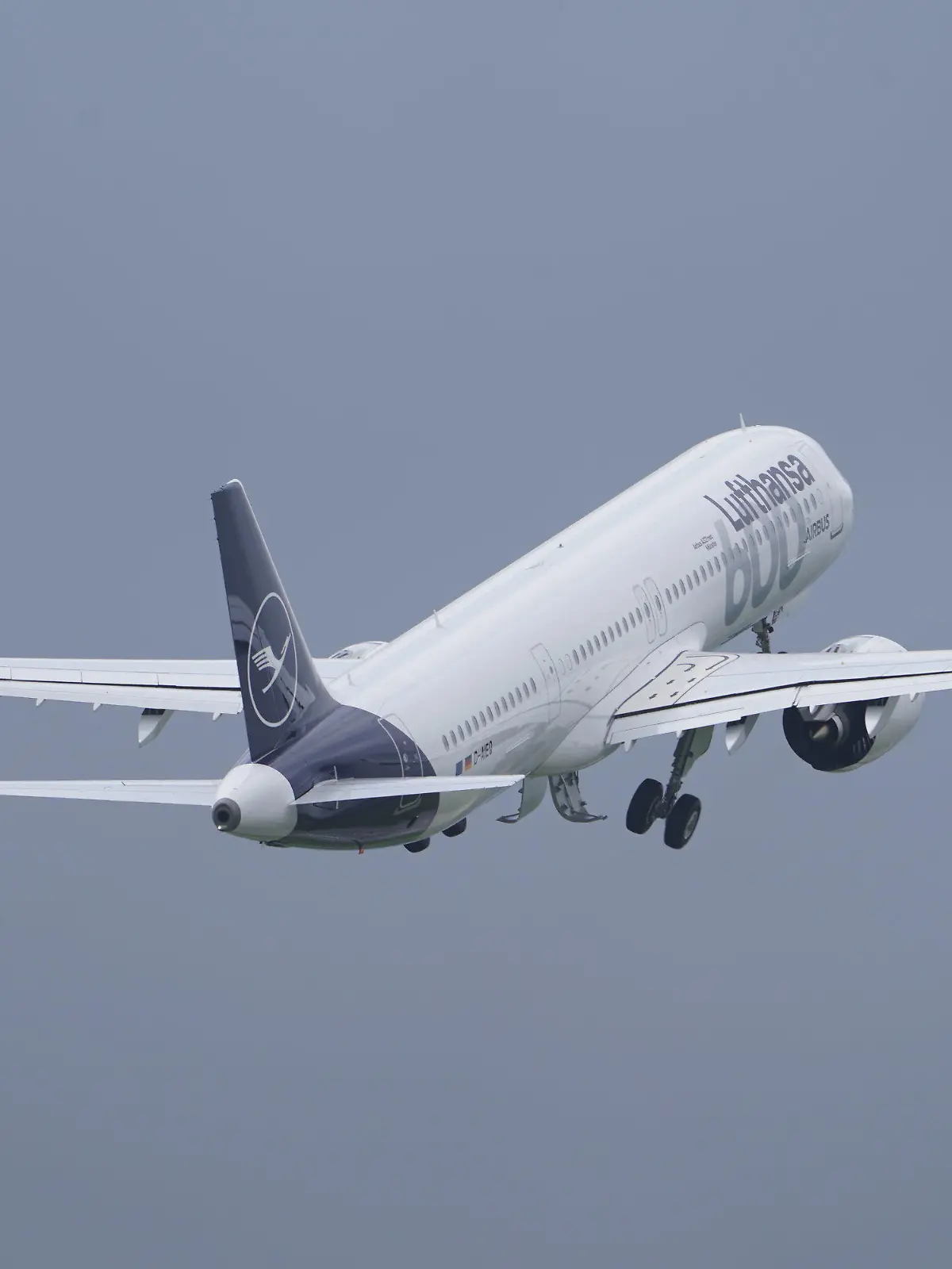 24.05.2023, Hamburg: Der Airbus A321neo ·Münster· der Fluggesellschaft Lufthansa hebt am Airbus-Werk in Finkenwerder zum Flug nach München ab. Der A321neo ist der 600. Airbus in der Flotte der Fluggesellschaft Lufthansa. Foto: Marcus Brandt/dpa +++ dpa-Bildfunk +++