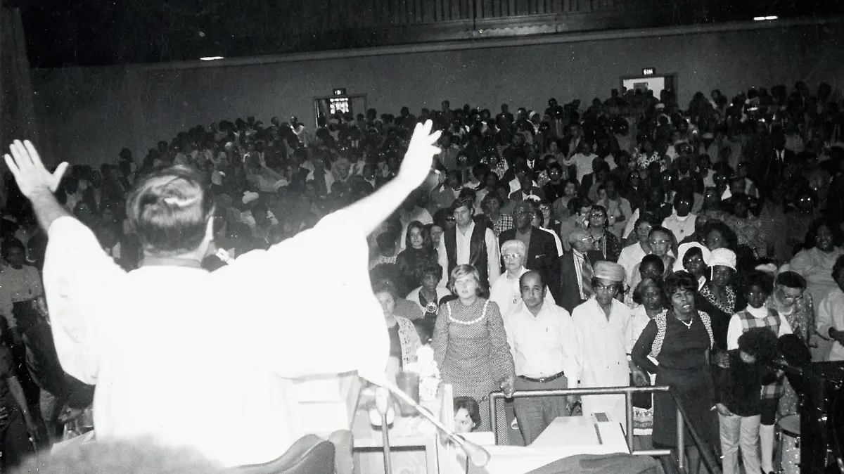 Jim Jones (l.)