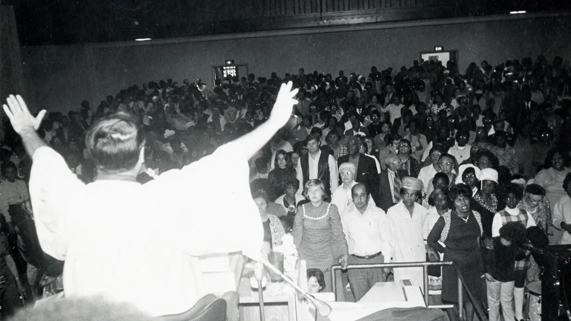 Jim Jones (l.)