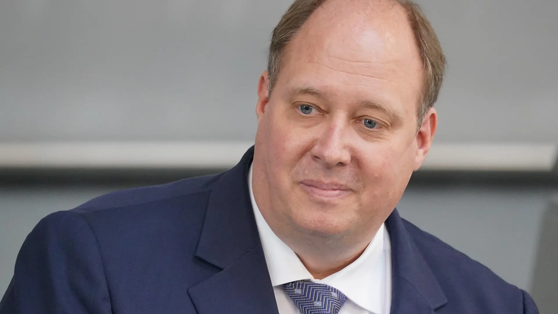 ARCHIV - 05.05.2021, Berlin: Helge Braun (CDU), Chef des Bundeskanzleramtes und Bundesminister für besondere Aufgaben, nimmt an der Befragung der Bundesregierung im Plenum im Bundestag teil. Braun macht Geimpften Hoffnung, dass es für sie auch bei einer neuen Corona-Welle keinen neuen Lockdown geben dürfte - wenn die Impfungen sich auch gegen Varianten behaupten.(zu dpa «Braun: Kein Lockdown zulasten Geimpfter, solange Impfung wirkt») Foto: Michael Kappeler/dpa +++ dpa-Bildfunk +++