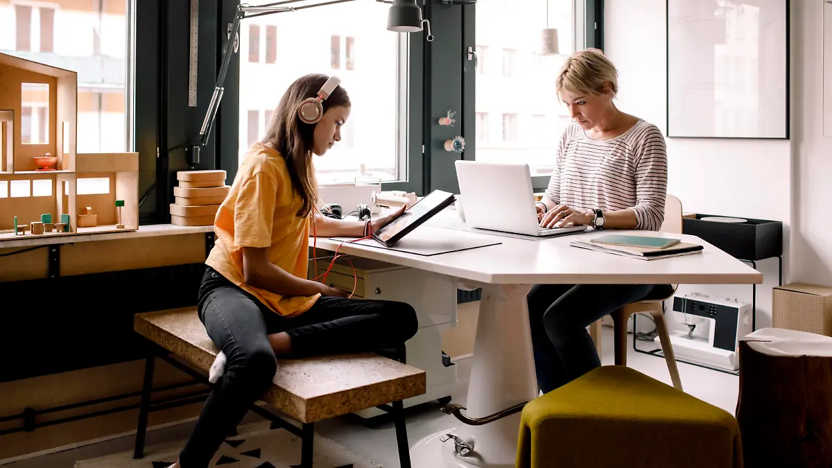  Businesswoman working while daughter learning through digital tablet at home Sweden, Stockholm, model released, property released Copyright: xMaskotx , MA86571
