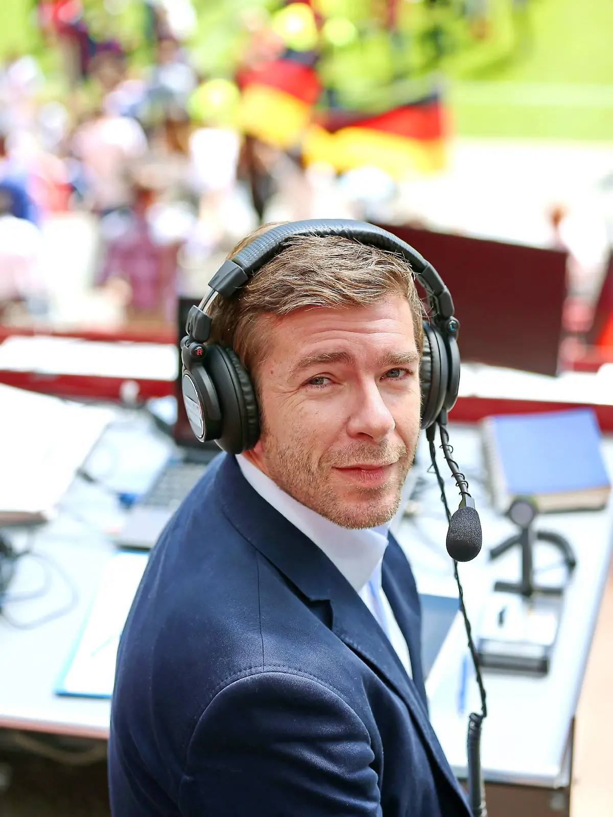 Marco Hagemann kommentiert aus der Veltins Arena zu Gelsenkirchen für RTL das Qualifikationsspiel der deutschen Fußball-Nationalmannschaft zur EM 2016 gegen Irland.