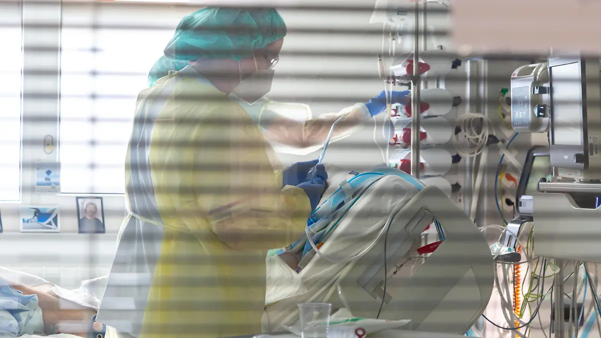 Symbolbilder Pflege auf Intensivstation von Corona-Patienten Symbolbilder Intensivpflege Corona-Patienten *** Symbol images Intensive care in intensive care unit of Corona patients Symbol images Intensive care Corona patients xrax