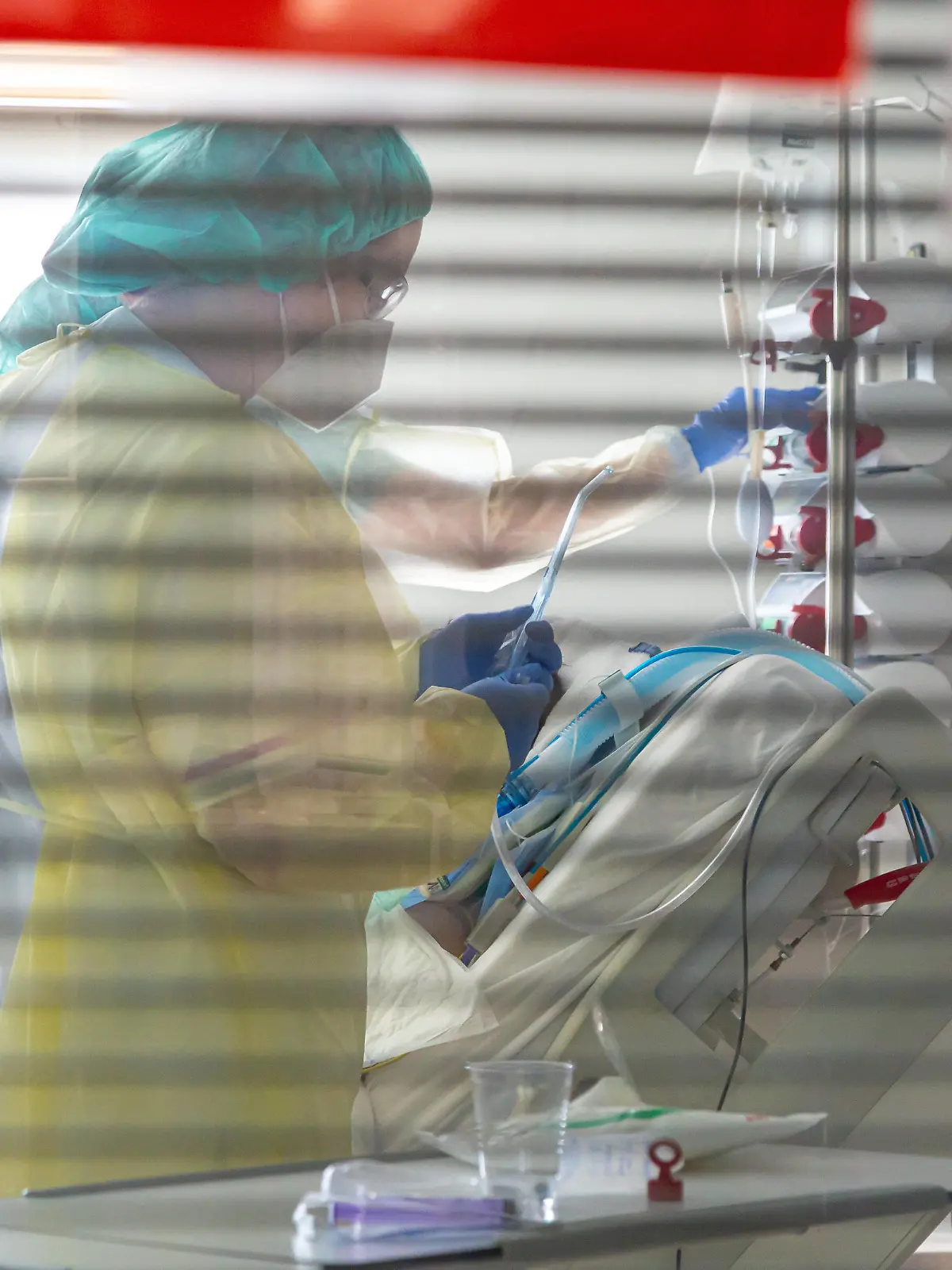  Symbolbilder Pflege auf Intensivstation von Corona-Patienten Symbolbilder Intensivpflege Corona-Patienten *** Symbol images Intensive care in intensive care unit of Corona patients Symbol images Intensive care Corona patients xrax