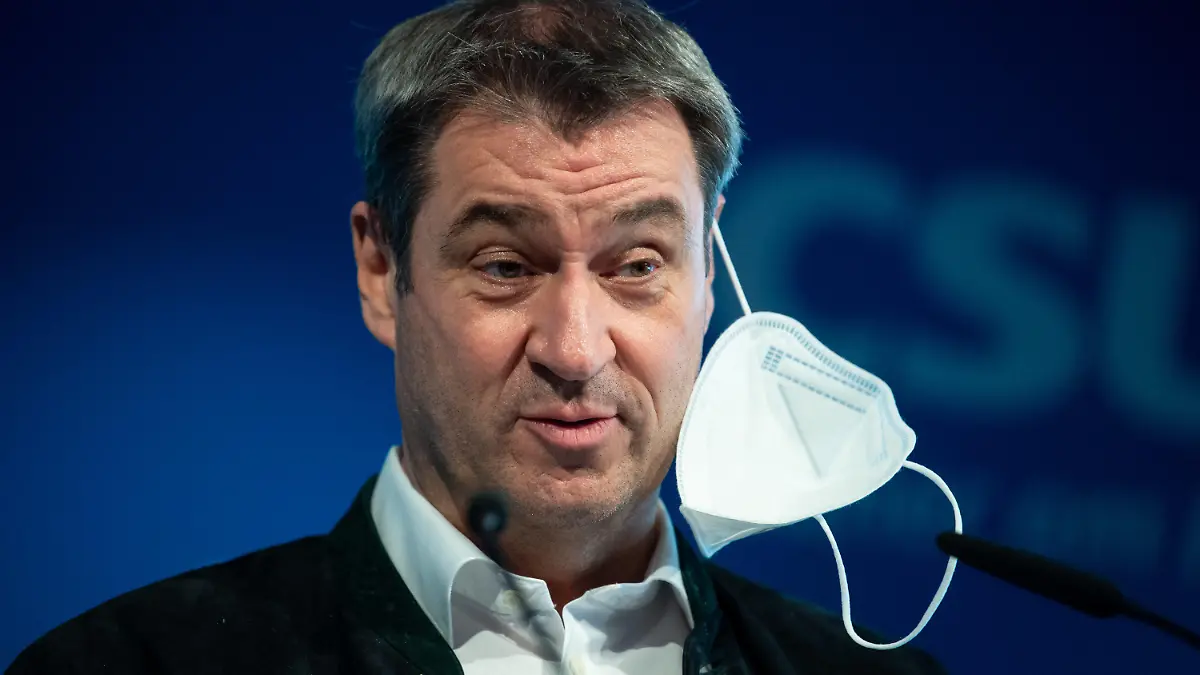 ARCHIV - 29.10.2021, Bayern, München: Markus Söder, CSU-Vorsitzender und Ministerpräsident von Bayern, nimmt in der Parteizentrale nach einer Sitzung des CSU-Vorstands an einer Pressekonferenz teil. Söder macht Druck auf die Ständige Impfkommission (Stiko), weil sie Dritt-Impfungen gegen Corona erst für Menschen ab 70 Jahren empfiehlt.  «Es würde helfen, wenn sich die Ständige Impfkommission zu einer allgemeinen Booster-Empfehlung durchringt», sagte der CSU-Chef.(zu dpa: «Söder fordert Booster-Impfung und 3G-Pflicht am Arbeitsplatz ») Foto: Sven Hoppe/dpa +++ dpa-Bildfunk +++
