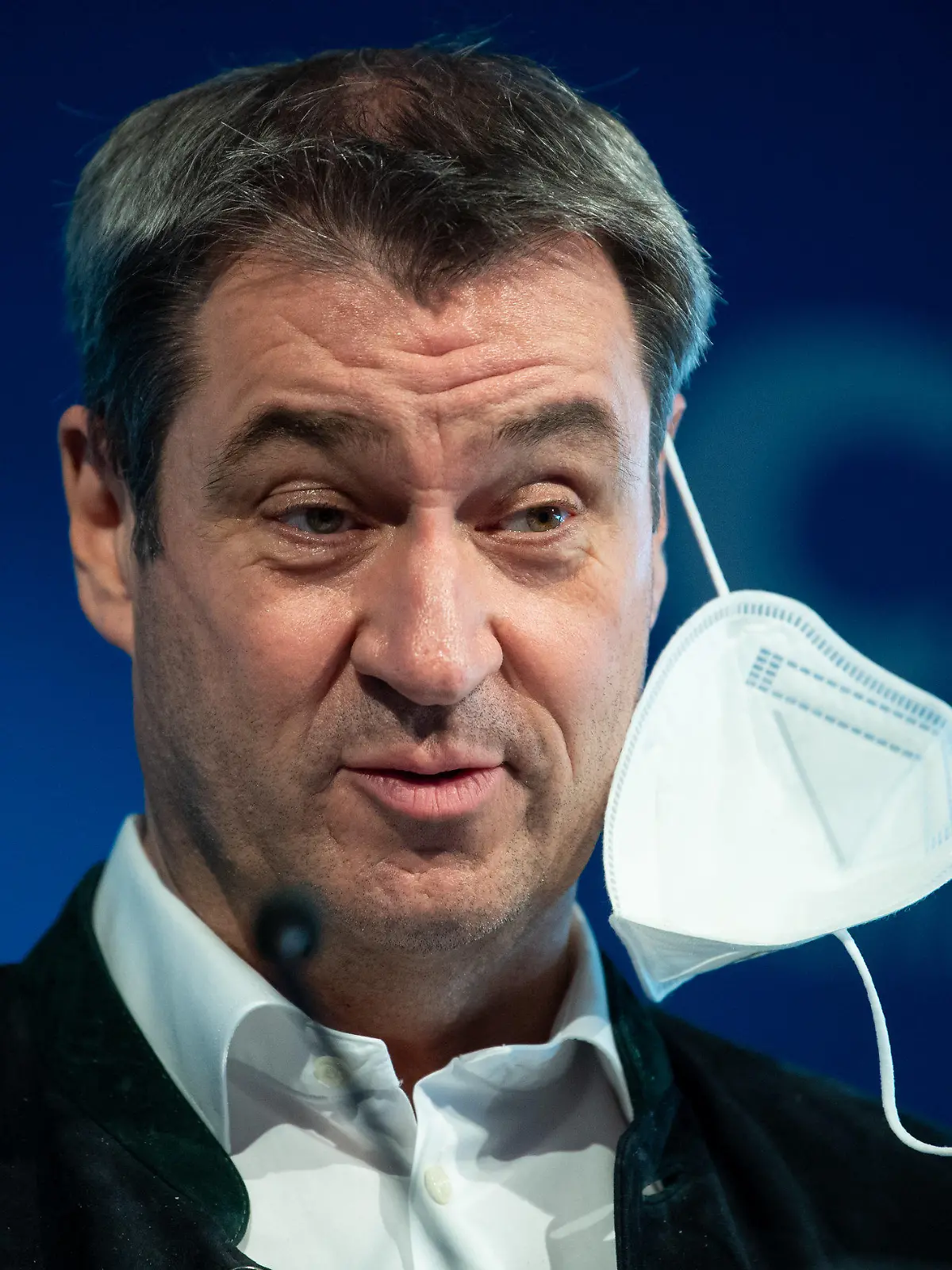 ARCHIV - 29.10.2021, Bayern, München: Markus Söder, CSU-Vorsitzender und Ministerpräsident von Bayern, nimmt in der Parteizentrale nach einer Sitzung des CSU-Vorstands an einer Pressekonferenz teil. Söder macht Druck auf die Ständige Impfkommission (Stiko), weil sie Dritt-Impfungen gegen Corona erst für Menschen ab 70 Jahren empfiehlt.  «Es würde helfen, wenn sich die Ständige Impfkommission zu einer allgemeinen Booster-Empfehlung durchringt», sagte der CSU-Chef.(zu dpa: «Söder fordert Booster-Impfung und 3G-Pflicht am Arbeitsplatz ») Foto: Sven Hoppe/dpa +++ dpa-Bildfunk +++
