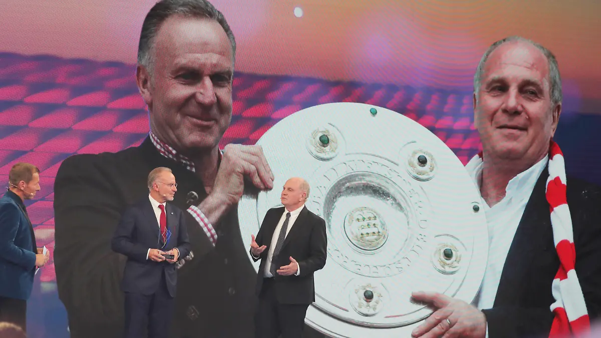 Bayerns Innenminister Joachim Herrmann ehrt Karl-Heinz Rummenigge mit dem Bayerischen Sportpreis 2021für sein sportliches Lebenswerk Karl-Heinz Rummenigge mit dem bayerischen Sportpreis, links Markus Othmer , rechts Uli Hoeneß München Bayern Deutschland BMW Welt *** Bavarias Interior Minister Joachim Herrmann honors Karl Heinz Rummenigge with the Bavarian Sports Award 2021for his lifes work in sports Karl Heinz Rummenigge with the Bavarian Sports Award, left Markus Othmer , right Uli Hoeneß Munich Bavaria Germany BMW World