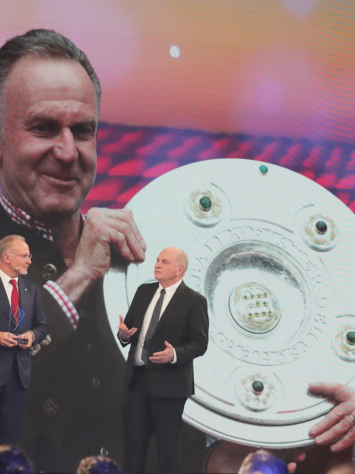  Bayerns Innenminister Joachim Herrmann ehrt Karl-Heinz Rummenigge mit dem Bayerischen Sportpreis 2021für sein sportliches Lebenswerk Karl-Heinz Rummenigge mit dem bayerischen Sportpreis, links Markus Othmer , rechts Uli Hoeneß München Bayern Deutschland BMW Welt *** Bavarias Interior Minister Joachim Herrmann honors Karl Heinz Rummenigge with the Bavarian Sports Award 2021for his lifes work in sports Karl Heinz Rummenigge with the Bavarian Sports Award, left Markus Othmer , right Uli Hoeneß Munich Bavaria Germany BMW World