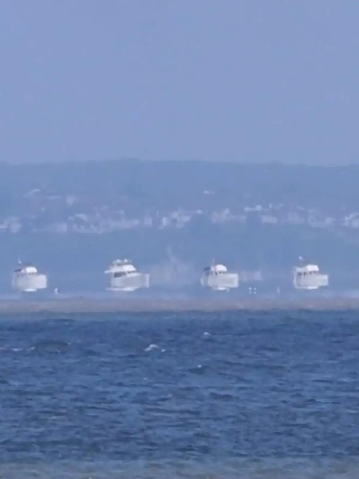 Diese optische Täuschung sorgt für viel Verwirrung! Auf den ersten Blick sieht es so aus, als würden die Motorboote vor der Küste des britischen Kents über das Meer schweben. Aber kann das sein? Im Video sehen Sie die Aufklärung.