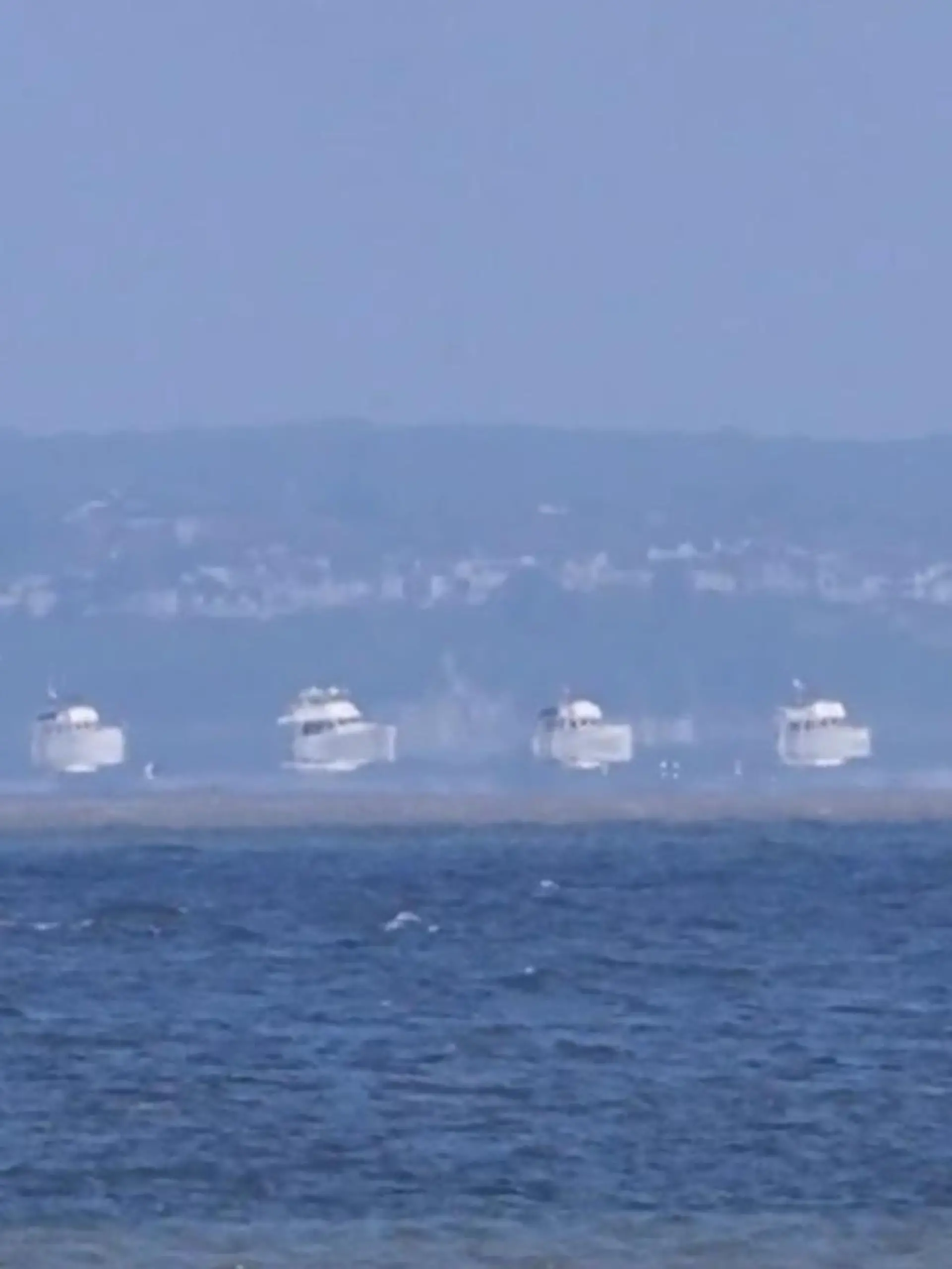 Diese optische Täuschung sorgt für viel Verwirrung! Auf den ersten Blick sieht es so aus, als würden die Motorboote vor der Küste des britischen Kents über das Meer schweben. Aber kann das sein? Im Video sehen Sie die Aufklärung.
