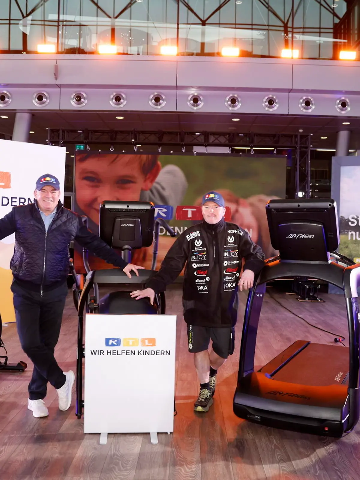 Wolfram Kons und Joey Kelly stellen die "24h Fitness-Challenge" vor.