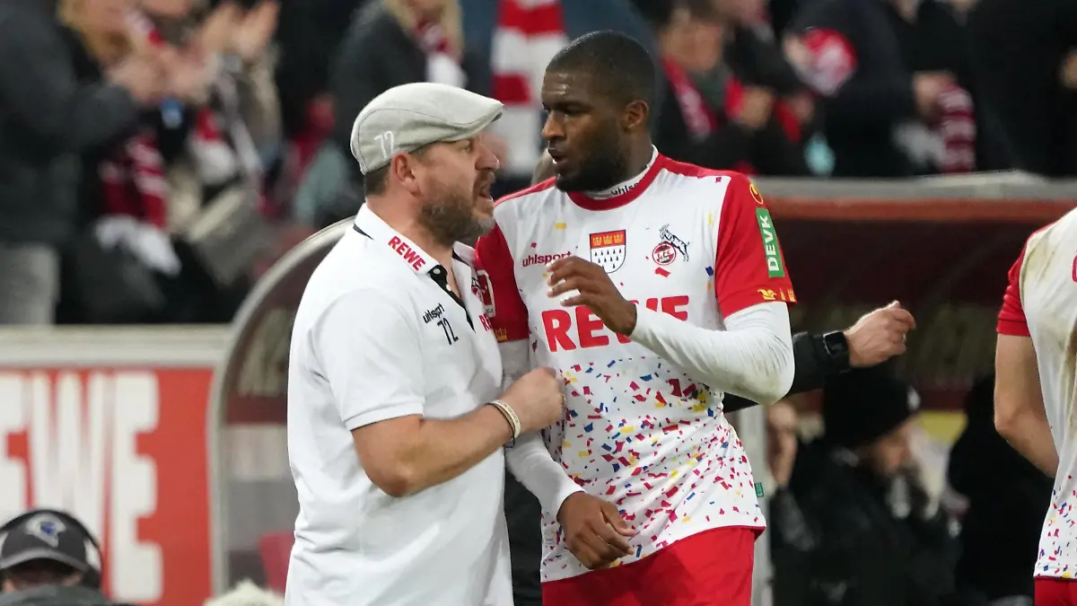 07.11.2021, Fussball GER, Saison 21/22, 1. Bundesliga, 11. Spieltag, 1.FC Köln -1.FC Union Berlin , Rheinenergiestadion Köln Steffen Baumgart Trainer , Anthony Modeste FC Köln, Foto Chai von der Laage DFL regulations prohibit any use of photographs as image sequences and/or quasi-video. EDITORIAL USE ONLY *** 07 11 2021, Football GER, Season 21 22, 1 Bundesliga, 11 Matchday, 1 FC Köln 1 FC Union Berlin , Rheinenergiestadion Köln Steffen Baumgart Trainer , Anthony Modeste FC Köln, Foto Chai von der Laage DFL regulations prohibit any use of photographs as image sequences and or quasi video EDITORIAL USE ONLY