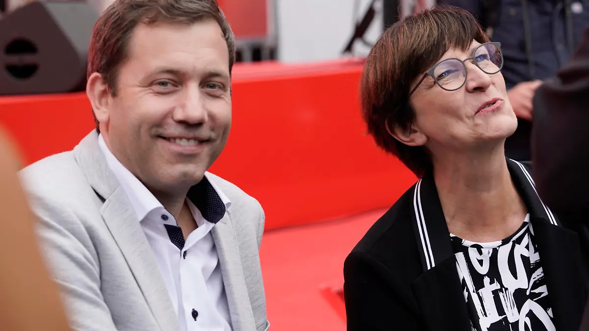 Wahlkampfabschluss fuer die Bundestagswahl der SPD in Koeln Aktuell, 21.09.2021, Koeln, Lars Klingbeil gemeinsam mit Saskia Esken Bundesvorsitzende der SPD beim offiziellen Wahlkampfabschluss der Sozialdemokraten am Heumarkt in Koeln Koeln Nordrhein-Westfalen Deutschland *** Election closing for the federal election of the SPD in Cologne News, 21 09 2021, Cologne, Lars Klingbeil together with Saskia Esken Federal Chairman of the SPD at the official election closing of the Social Democrats at the Heumarkt in Cologne North Rhine Westphalia Germany 