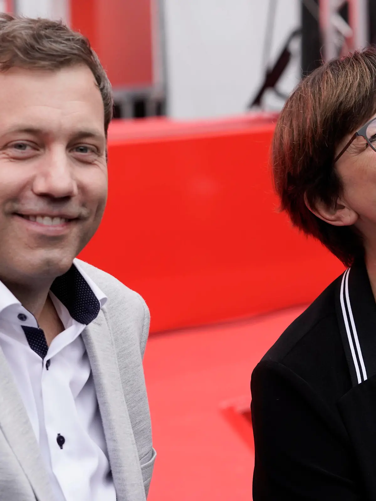 Wahlkampfabschluss fuer die Bundestagswahl der SPD in Koeln Aktuell, 21.09.2021, Koeln, Lars Klingbeil gemeinsam mit Saskia Esken Bundesvorsitzende der SPD beim offiziellen Wahlkampfabschluss der Sozialdemokraten am Heumarkt in Koeln Koeln Nordrhein-Westfalen Deutschland *** Election closing for the federal election of the SPD in Cologne News, 21 09 2021, Cologne, Lars Klingbeil together with Saskia Esken Federal Chairman of the SPD at the official election closing of the Social Democrats at the Heumarkt in Cologne North Rhine Westphalia Germany 