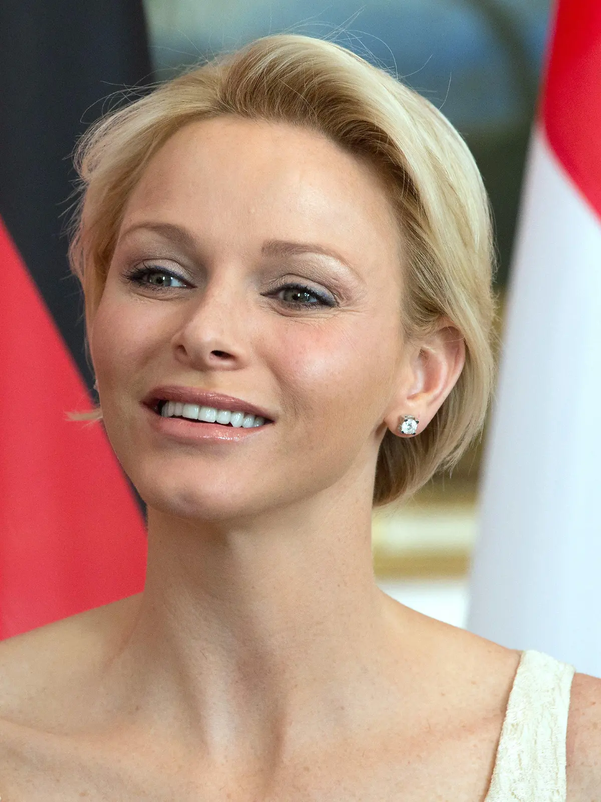 ARCHIV - Fürstin Charlene von Monaco lächelt bei ihrem Besuch am 09.07.2012 in Berlin. Foto: Jörg Carstensen (zu dpa Fürstin Charlène: «Albert und ich sind sehr glücklich» vom 26.05.2013) +++(c) dpa - Bildfunk+++