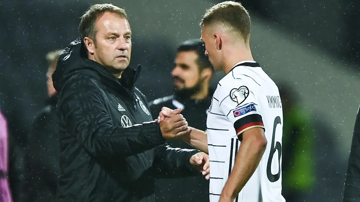Nach dem Spiel Shakehand zwischen Hansi Flick und Joshua Kimmich (Deutschland)/ v.l. GES/ Fussball/ WM Qualifikation: Island - Deutschland, 08.09.2021 Football / Soccer: WC qualifier: Iceland vs Germany, Reykjavik, Iceland, September 8, 2021