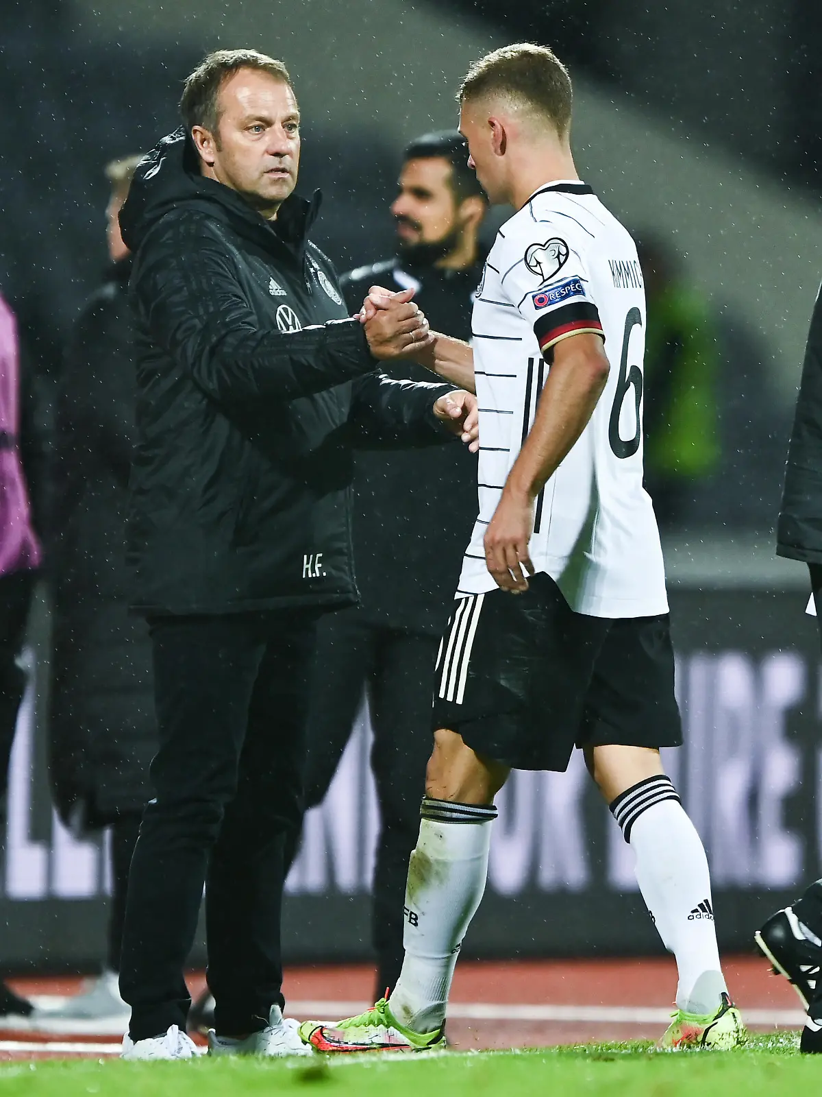 Nach dem Spiel Shakehand zwischen Hansi Flick und Joshua Kimmich (Deutschland)/ v.l. GES/ Fussball/ WM Qualifikation: Island - Deutschland, 08.09.2021 Football / Soccer: WC qualifier: Iceland vs Germany, Reykjavik, Iceland, September 8, 2021