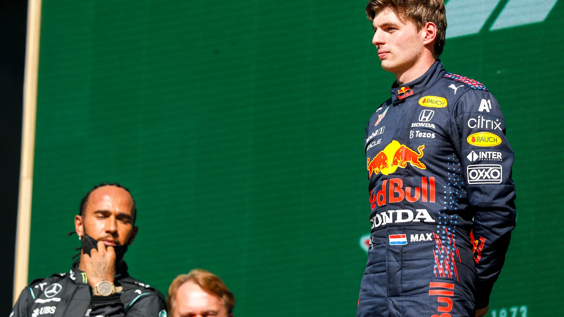 Formula 1 2021: Mexican GP AUTODROMO HERMANOS RODRIGUEZ, MEXICO - NOVEMBER 07: Sir Lewis Hamilton, Mercedes, 2nd position, and Max Verstappen, Red Bull Racing, 1st position, on the podium during the Mexican GP at Autodromo Hermanos Rodriguez on Sunday November 07, 2021 in Mexico City, Mexico. Photo by Charles Coates / LAT Images Images PUBLICATIONxINxGERxSUIxAUTxHUNxONLY GP2118_205852_N3I7883