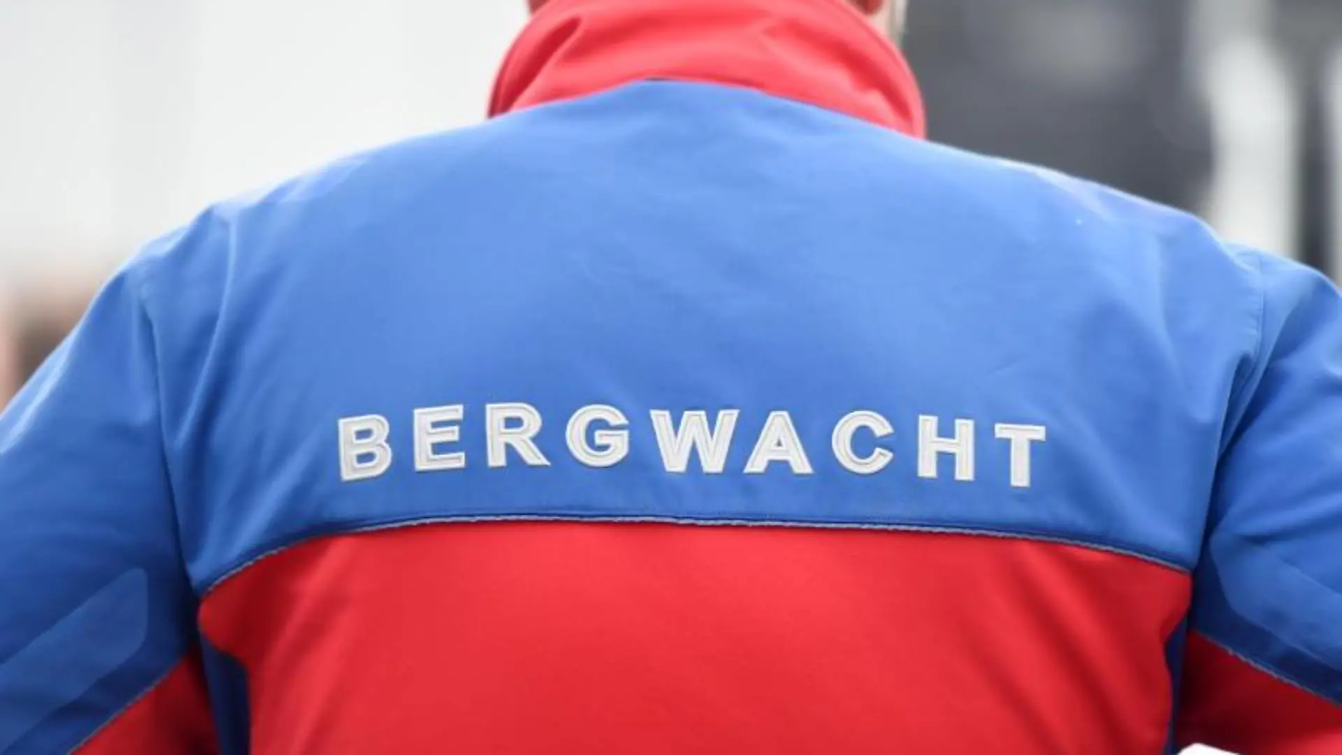 Eine Jacke mit dem Logo der «Bergwacht»