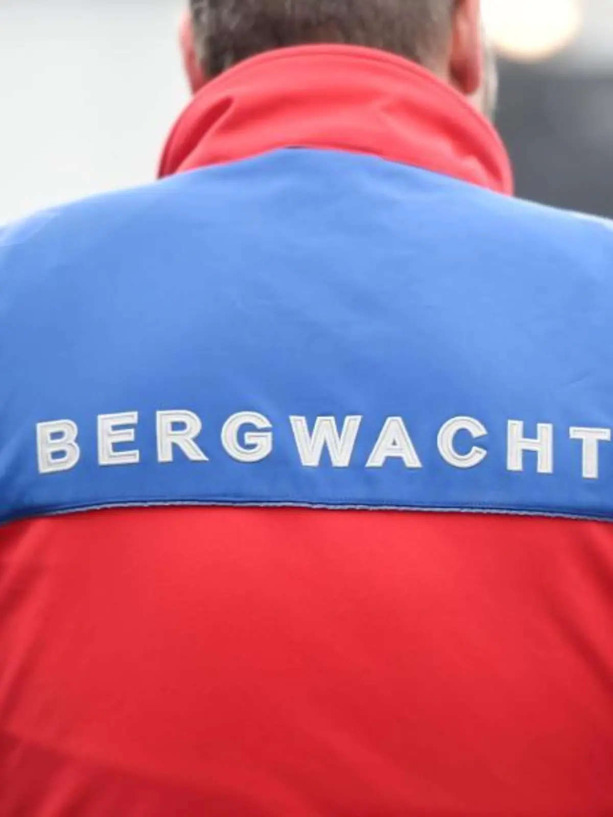 Eine Jacke mit dem Logo der «Bergwacht»
