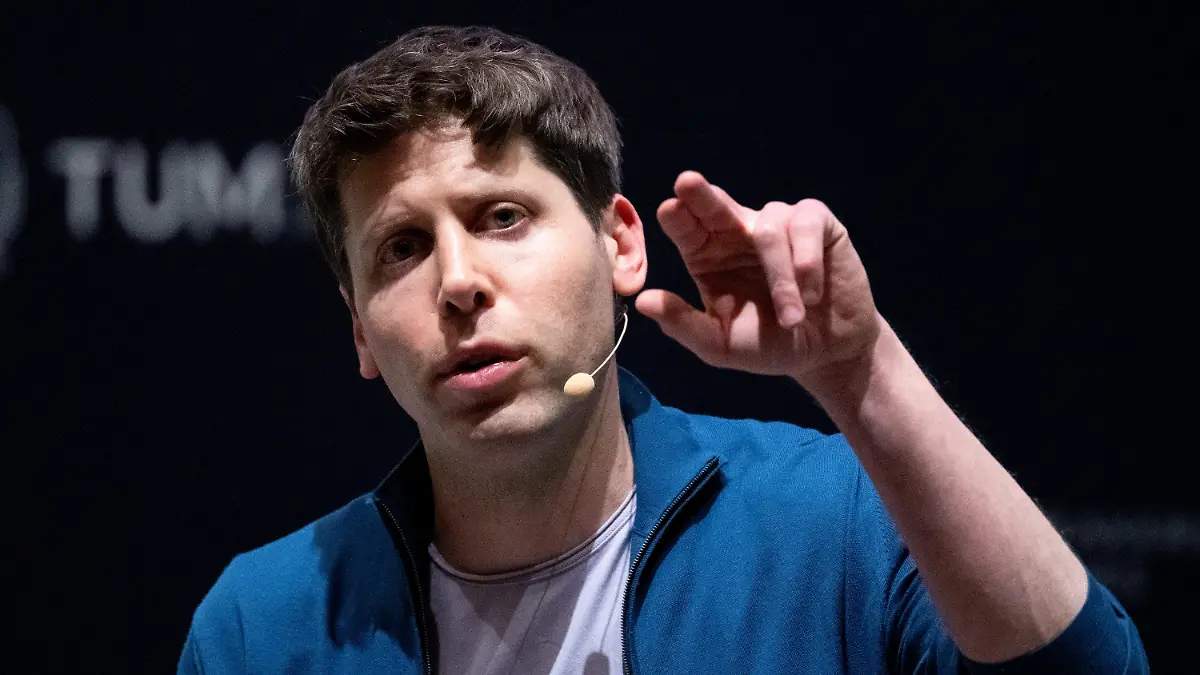 ARCHIV - 25.05.2023, Bayern, München: Sam Altman, Geschäftsführer (CEO) von OpenAI und Erfinder der KI-Software ChatGPT, nimmt an der Technische Universität München (TUM) an einer Podiumsdiskussion teil. Eine Reihe führender Experten für Künstliche Intelligenz sieht in der Technologie eine potenzielle Gefahr für die Menschheit und hat dazu aufgerufen, die Risiken ernst zu nehmen. (zu dpa "Experten mahnen Fokus auf Risiken von Künstlicher Intelligenz an") Foto: Sven Hoppe/dpa +++ dpa-Bildfunk +++