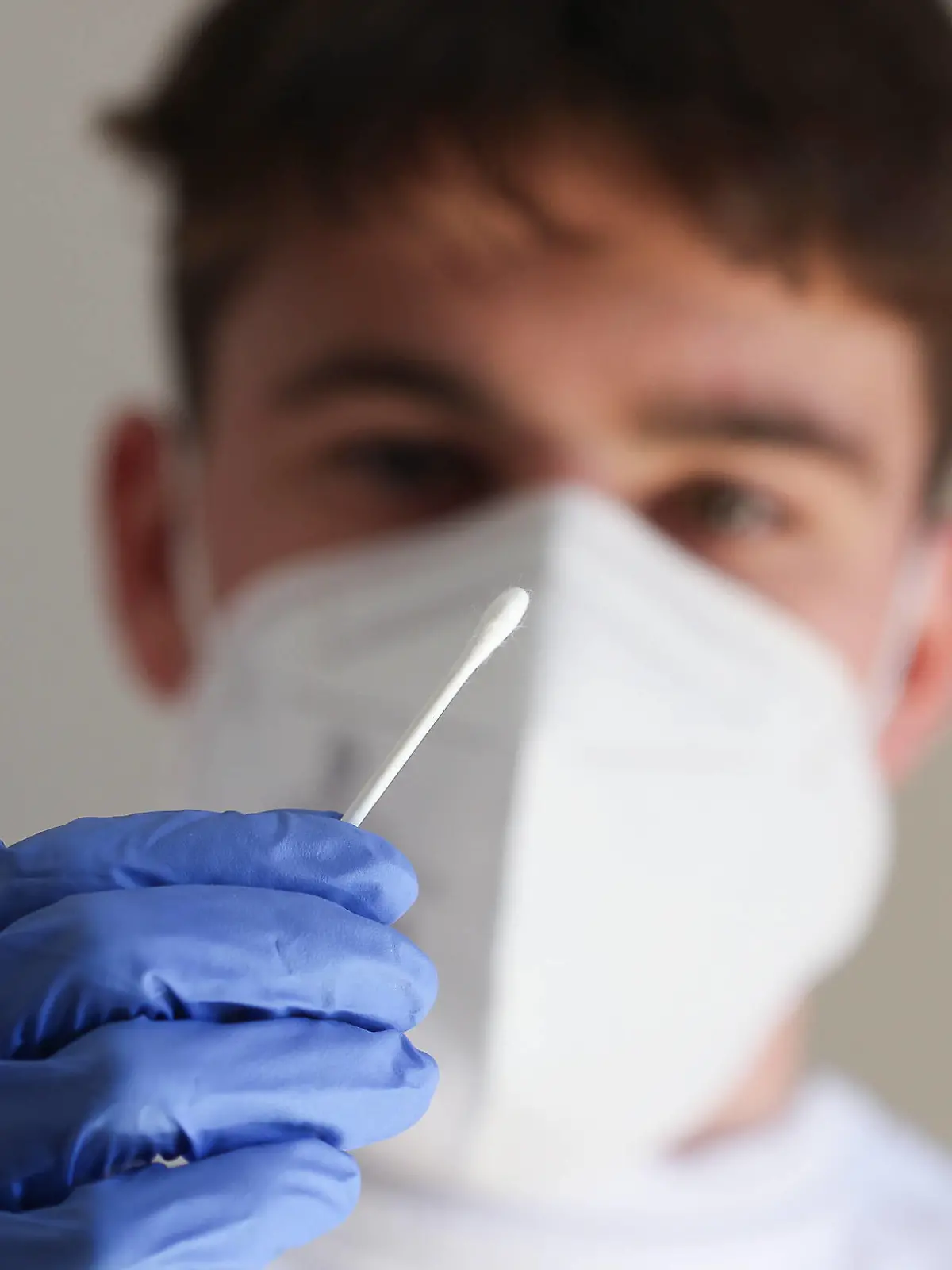  Freiburg Themenbild - Coronavirus, Covid, Nasenabstrich beim Doktor, Hausarzt in der Arztpraxis Themenbild - Coronavirus, Covid, Nasenabstrich beim Doktor, Hausarzt in der Arztpraxis Ein Doktor mit blauen Schutzhandschuhen führt bei einem Patienten ein PCR-Test, Nasalabstrich, Nasenabstrich, Coronaabstrich in einem Nasenloch, ein Corona Antigen Schnelltest durch. Symbolbild, Featurebild *** Freiburg Topic image Coronavirus, Covid, nasal swab at the doctor, general practitioner in the doctors office Topic image Coronavirus, Covid, nasal swab at the doctor, general practitioner in the doctors office A doctor wearing blue protective gloves performs a PCR test, nasal swab, nasal swab, corona swab in a nostril, a corona antigen rapid test on Copyright: xFleigx/xEibner-Pressefotox EP_dfg