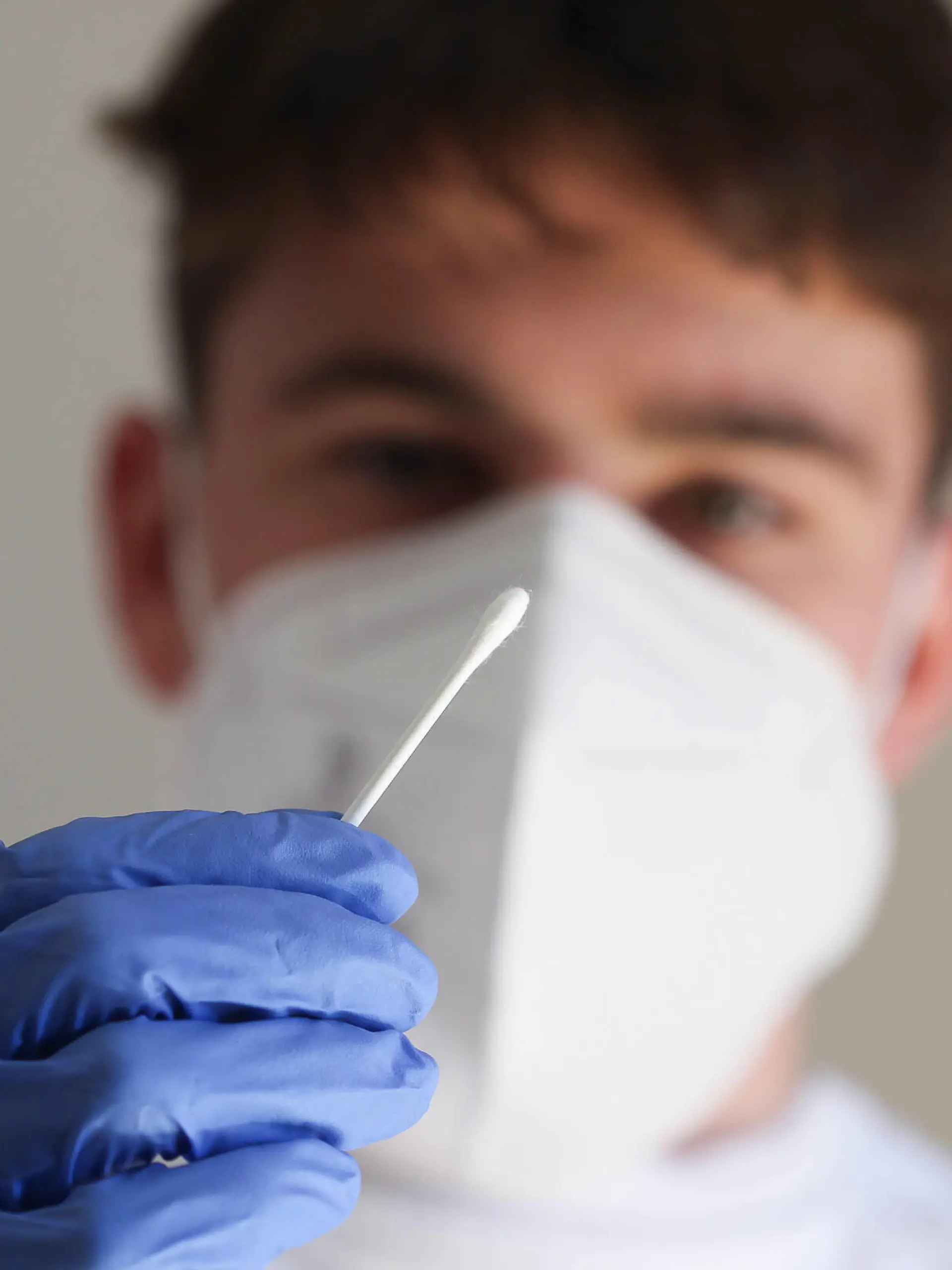  Freiburg Themenbild - Coronavirus, Covid, Nasenabstrich beim Doktor, Hausarzt in der Arztpraxis Themenbild - Coronavirus, Covid, Nasenabstrich beim Doktor, Hausarzt in der Arztpraxis Ein Doktor mit blauen Schutzhandschuhen führt bei einem Patienten ein PCR-Test, Nasalabstrich, Nasenabstrich, Coronaabstrich in einem Nasenloch, ein Corona Antigen Schnelltest durch. Symbolbild, Featurebild *** Freiburg Topic image Coronavirus, Covid, nasal swab at the doctor, general practitioner in the doctors office Topic image Coronavirus, Covid, nasal swab at the doctor, general practitioner in the doctors office A doctor wearing blue protective gloves performs a PCR test, nasal swab, nasal swab, corona swab in a nostril, a corona antigen rapid test on Copyright: xFleigx/xEibner-Pressefotox EP_dfg