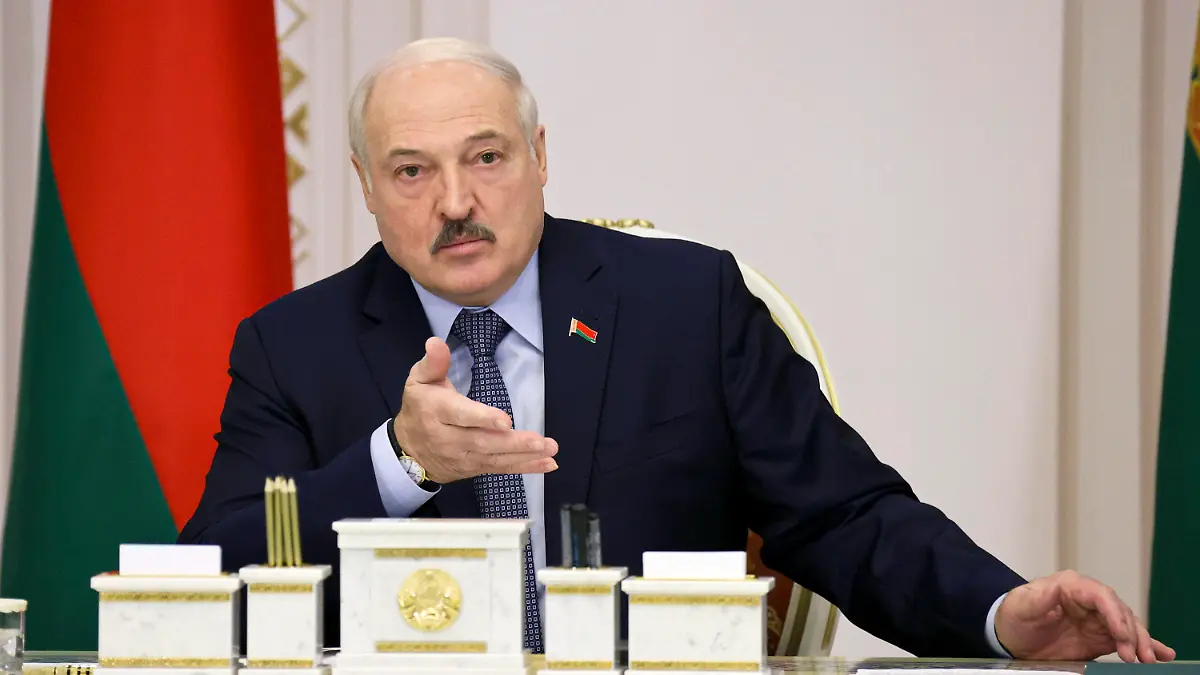 22.10.2021, Belarus, Minsk: Alexander Lukaschenko, Präsident von Belarus, nimmt an einer Kabinettssitzung teil. Die belarussischen Behörden haben am 22.10.2021 die Maskenpflicht weniger als zwei Wochen nach ihrer ersten Einführung abgeschafft. Lukaschenko hatte sie als unnötig bezeichnet, obwohl das Land steigende Ansteckungen mit dem Coronavirus verzeichnete. Foto: Nikolay Petrov/Pool BelTa/AP/dpa +++ dpa-Bildfunk +++