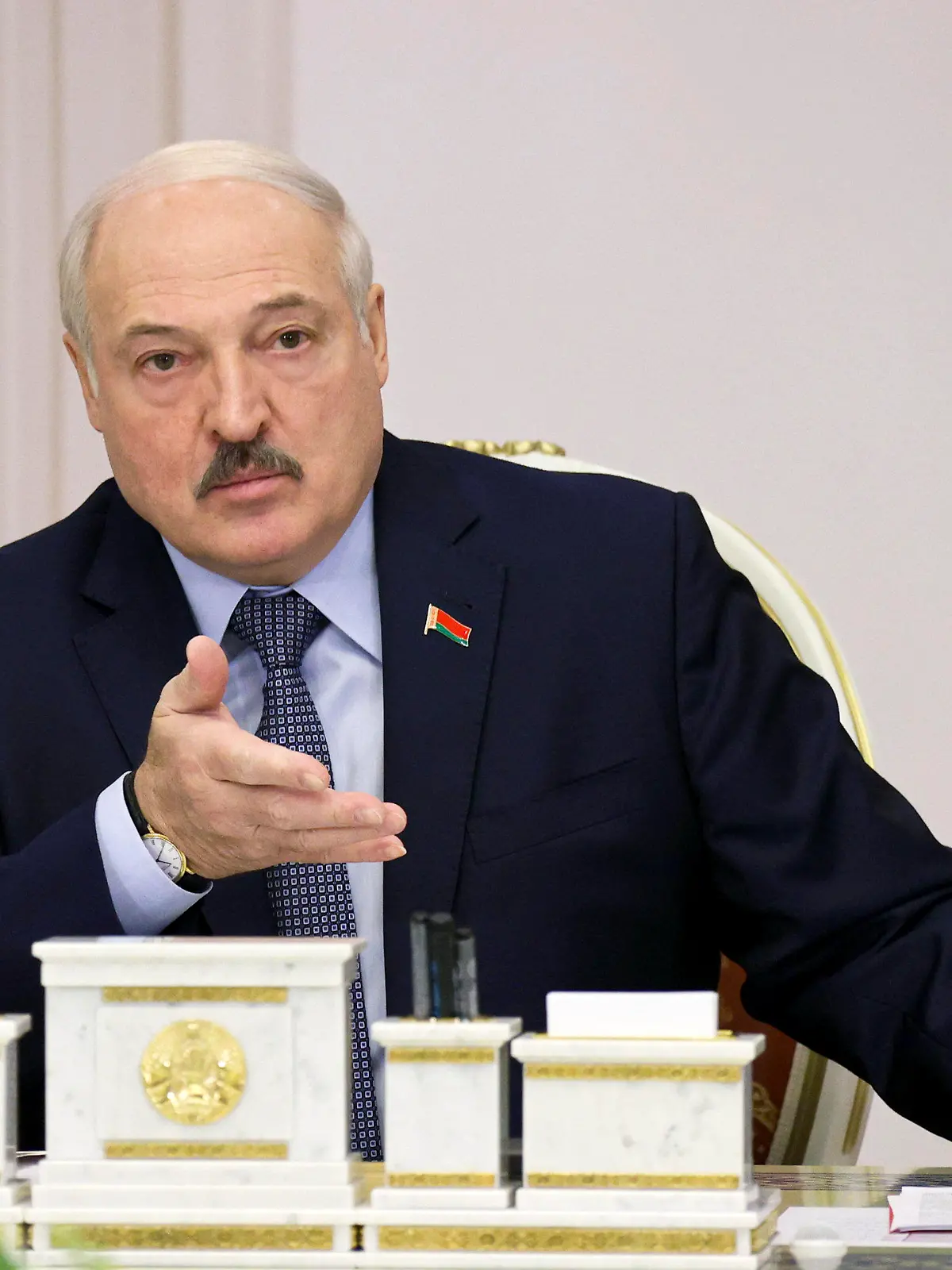 22.10.2021, Belarus, Minsk: Alexander Lukaschenko, Präsident von Belarus, nimmt an einer Kabinettssitzung teil. Die belarussischen Behörden haben am 22.10.2021 die Maskenpflicht weniger als zwei Wochen nach ihrer ersten Einführung abgeschafft. Lukaschenko hatte sie als unnötig bezeichnet, obwohl das Land steigende Ansteckungen mit dem Coronavirus verzeichnete. Foto: Nikolay Petrov/Pool BelTa/AP/dpa +++ dpa-Bildfunk +++