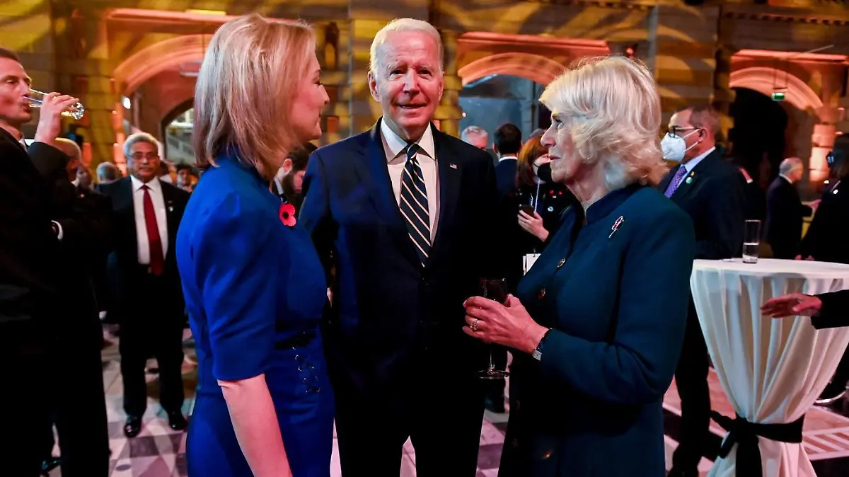 GLASGOW, SCOTLAND - NOVEMBER 1: (----EDITORIAL USE ONLY â?? MANDATORY CREDIT - "KARWAI TANG/UK GOVERNMENT/POOL PHOTO" - NO MARKETING NO ADVERTISING CAMPAIGNS NO SALES - DISTRIBUTED AS A SERVICE TO CLIENTS----) Foreign Secretary Liz Truss, US President Joe Biden and Camillla, Duchess of Cornwall talk at a COP26 reception at the Kelvingrove Art Gallery in Glasgow on November 1, 2021. Karwai Tang/UK Government/Pool / Anadolu Agency/ABACAPRESS/ddp images