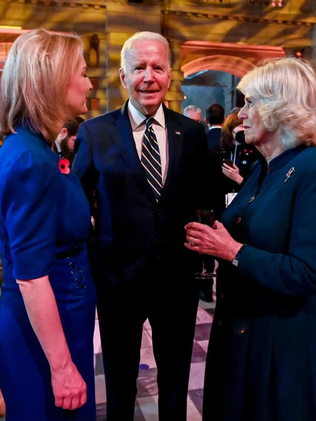 GLASGOW, SCOTLAND - NOVEMBER 1: (----EDITORIAL USE ONLY â?? MANDATORY CREDIT - "KARWAI TANG/UK GOVERNMENT/POOL PHOTO" - NO MARKETING NO ADVERTISING CAMPAIGNS NO SALES - DISTRIBUTED AS A SERVICE TO CLIENTS----) Foreign Secretary Liz Truss, US President Joe Biden and Camillla, Duchess of Cornwall talk at a COP26 reception at the Kelvingrove Art Gallery in Glasgow on November 1, 2021. Karwai Tang/UK Government/Pool / Anadolu Agency/ABACAPRESS/ddp images
