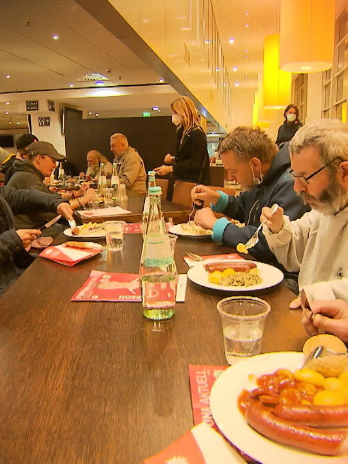 Bild zu: "Obdachlose werden zum Essen eingeladen"