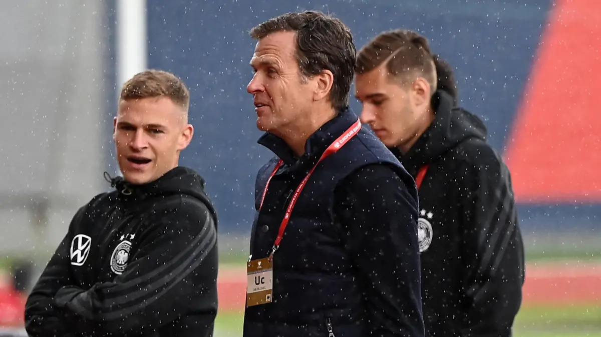 Fussball, Herren, Saison 2020/21, WM-Qualifikation Gruppe J, 6. Spieltag in Reykjavik, Island - Deutschland, v. l. Joshua Kimmich Deutschland, Nationalelf-Manager Oliver Bierhoff Deutschland, Florian Neuhaus Deutschland vor dem Spiel, 08.09. 2021, *** Football, men, 2020 21 season, World Cup qualifying group J, matchday 6 in Reykjavik, Iceland Germany, v l Joshua Kimmich Germany , national team manager Oliver Bierhoff Germany , Florian Neuhaus Germany before the match, 08 09 2021, Copyright: xMatthiasxKochx 