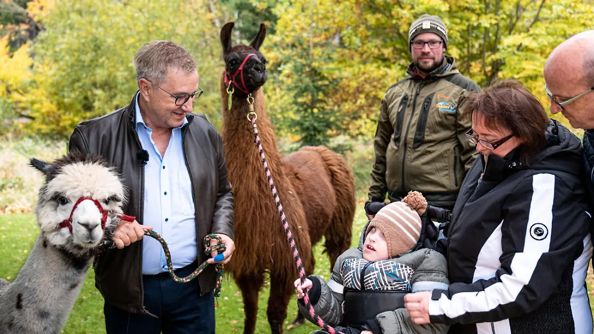 Projektpate Jan Hofer besucht den Kinder- und Jugendhospiz Mitteldeutschland. Hier trifft er auf Familie Rogler, die als Gastfamilie ein paar Tage im Hospiz verbringt um zur Ruhe kommen zu können. Der neunjähriger Sohn Lius ist unheilbar an spinaler Muskelatrophie mit Paraparese erkrankt und muss rund um die Uhr versorgt werden.
Achtung: Bei Veröffentlichung müssen "RTL-Spendenmarathon", bzw. "Stiftung RTL - Wir helfen Kindern" erwähnt werden!! Die Verwendung des sendungsbezogenen Materials ist nur mit dem Hinweis und Verlinkung auf RTL+ gestattet.