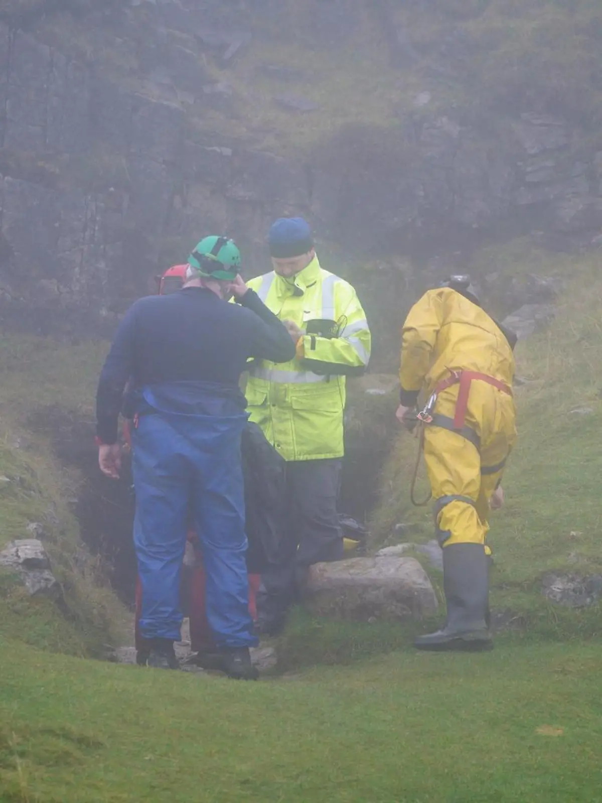 08.11.2021, Großbritannien, Penwyllt: Einsatzkräfte stehen am Höhlensystem Ogof Ffynnon Ddu, um einen Mann zu retten, der nach einem Sturz in einer Höhle gefangen ist. Mit einer großen Rettungsaktion haben Helfer am Montag (08.11.2021) versucht, einen verunglückten Mann aus einer Höhle in Wales zu retten. Wie der Sender BBC berichtete, soll sich der Unfall bereits am Samstag ereignet haben. Der Mann habe sich bei einem Sturz Verletzungen zugezogen und könne die Höhle nicht mehr aus eigener Kraft verlassen, hieß es im Bericht. Foto: Ben Birchall/PA Wire/dpa +++ dpa-Bildfunk +++