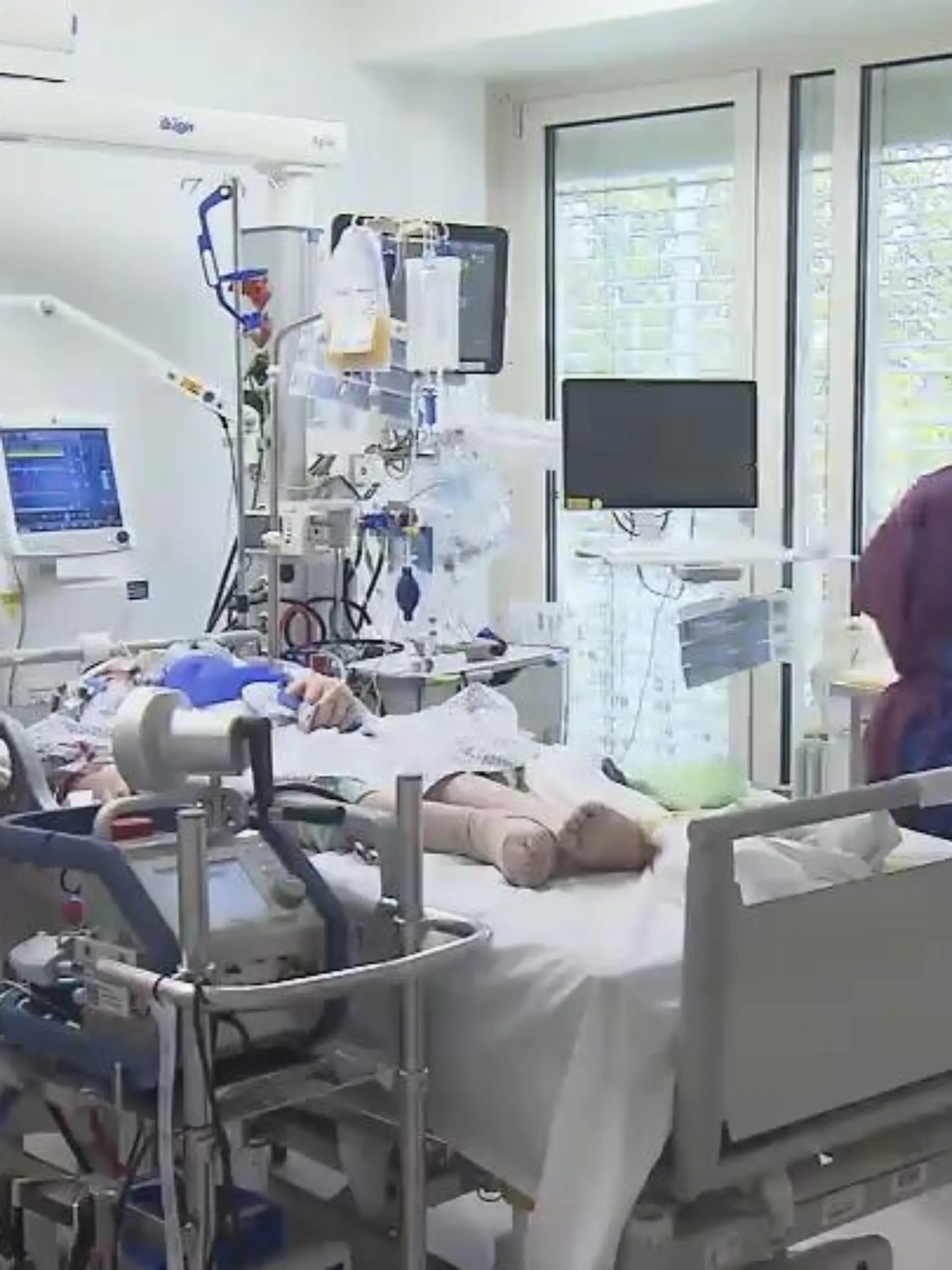 Die vierte Welle rollt auf Hessen zu. Die Lage in den Krankenhäusern ist bereits kritisch. Innerhalb der vergangenen sieben Tage haben sich 9.000 Personen in Hessen mit dem Coronavirus infiziert. 649 Corona-Patientinnen und Patienten werden stationär behandelt, 205 müssen auf der Intensivstation betreut werden. Die große Mehrheit – nämlich 70 Prozent – ist ungeimpft. Um das Infektionsgeschehen einzudämmen, hat die hessische Landesregierung in einer Pressekonferenz neue Maßnahmen vorgestellt. Diese treten ab dem 11. November in Kraft.