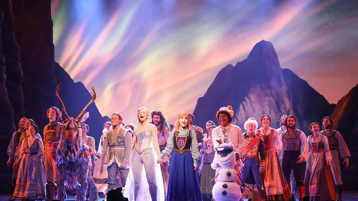 08.11.2021, Hamburg: Sabrina Weckerlin (als Eiskönigin Elsa, Mitte, links), Celena Pieper (als Anna, die Schwester der Eiskönigin, Mitte, rechts), und weitere Musicaldarsteller stehen nach der Deutschlandpremiere des Disney-Musicals "Die Eiskönigin" auf der Bühne im Stage Theater an der Elbe. Foto: Christian Charisius/dpa +++ dpa-Bildfunk +++